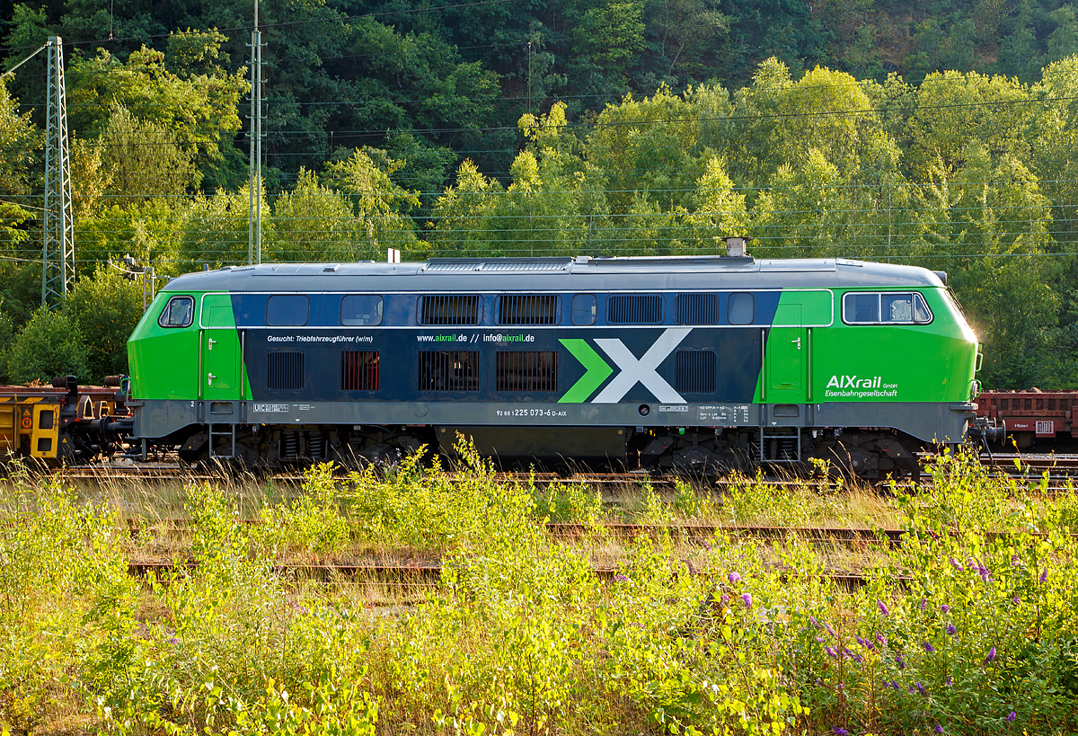 
Die 225 073-6 (92 80 1225 073-6 D-AIX) der AIXrail GmbH ist am 14.07.2018 in Betzdorf (Sieg) angestellt. 

Die V 163 wurde 1970 von MaK in Kiel unter der Fabriknummer 2000078 gebaut und als 215 073-8 an die Deutsche Bundesbahn, 2001 erfolgte die Umzeichnung (nach Umbau) in DB 225 073-6. Im Jahr 2017 wurde sie von der DB Cargo ausgemustert und an die AIXrail verkauft.