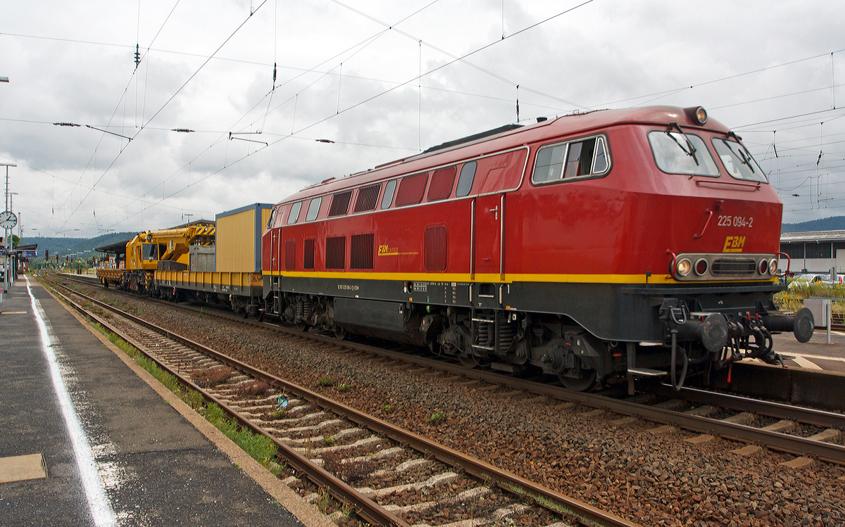
Die 225 094-2 der EBM Cargo (Gummersbach) ex DB 225 094-2, ex DB 215 094-4, fährt am 18.08.2014 mit einem Kranzug der Hering Bau aus Burbach (125t - KIROW Gleisbauschienenkran KRC 810 T und zwei Schutzwagen), durch den Bahnhof Gelnhausen in Richtung Fulda.   

Technische Beschreibung der Lok unter 
http://hellertal.startbilder.de/bild/deutschland~dieselloks~br-225-v-163-umbau/281597/die-225-094-2-der-ebm-cargo.html 
und zum Kran unter 
http://hellertal.startbilder.de/bild/Deutschland~Bahndienstfahrzeuge~Gleiskrane/330843/mit-hilfe-von-dem-125t--.htmll