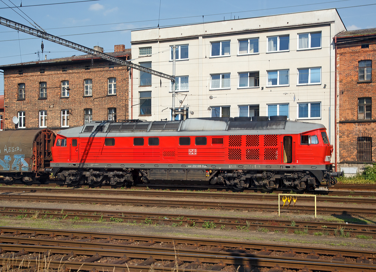 
Die 232 618-9 (92 80 1232 618-9 D-DB), ex DR 132 618-0, der DB Schenker Rail Deutschland AG mit einem Güterzug am 01.07.2015 beim Bahnhof Cheb (Eger), aufgenommen aus einem Zug heraus.

Die Ludmilla wurde 1979 von Lokomotivfabrik Oktober-Revolution, Woroschilowgrad  (Sowjetunion) unter der Fabriknummer 0899 und als DR 132 618-0 an die DR geliefert. 