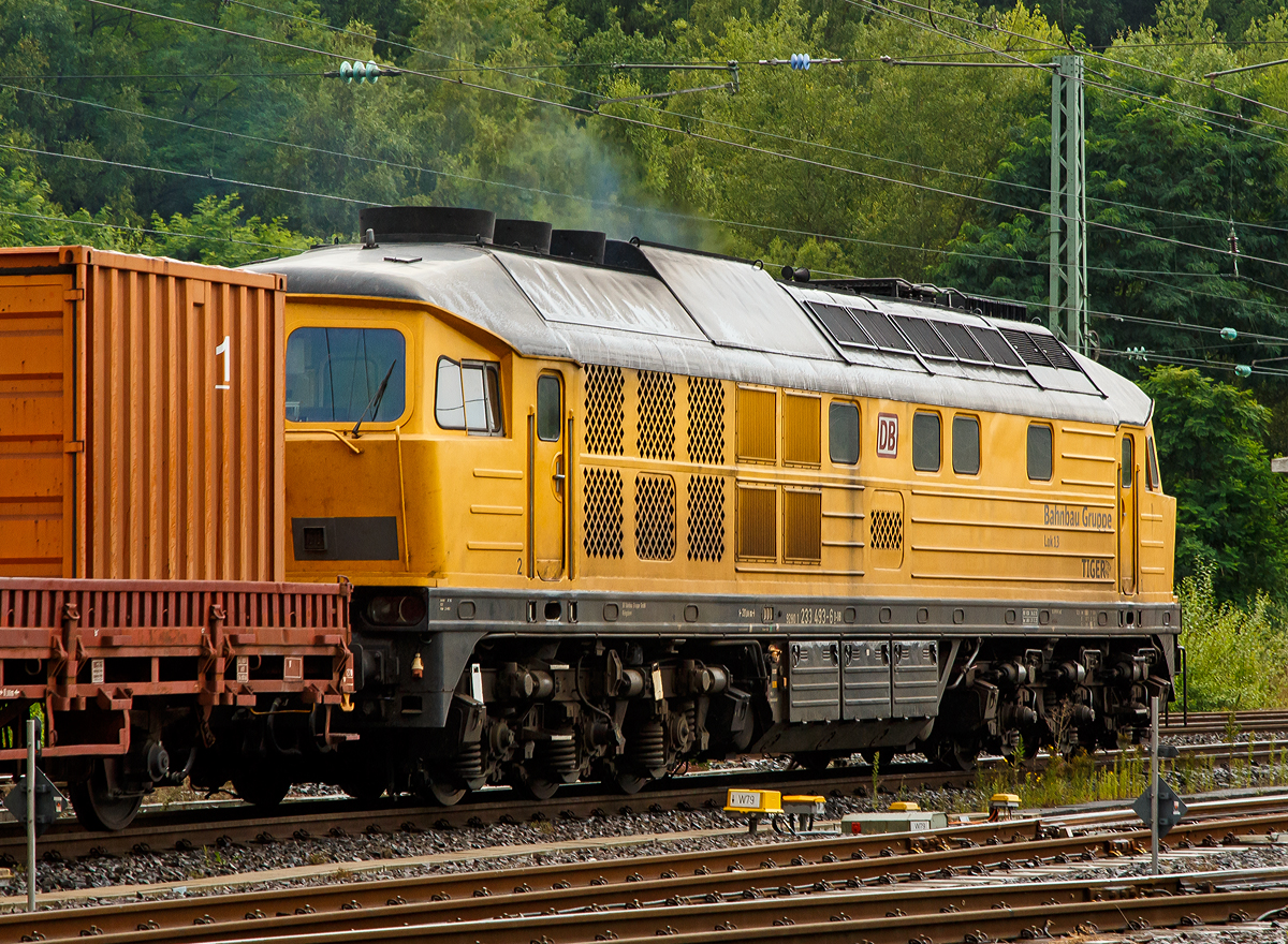 Die 233 493-6  „TIGER“ (92 80 1233 493-6 D-DB) bzw. Lok 13 der DB Bahnbau Gruppe, ex DB 232 493-7, ex DR 132 493-8, fährt am 20.08.2021, mit einem Bauzug (bestehend auch einigen Materialförder- und Silowagen  MSF-100 der MGW Gleis- und Weichenbau) , durch Betzdorf/Sieg in Richtung Köln.