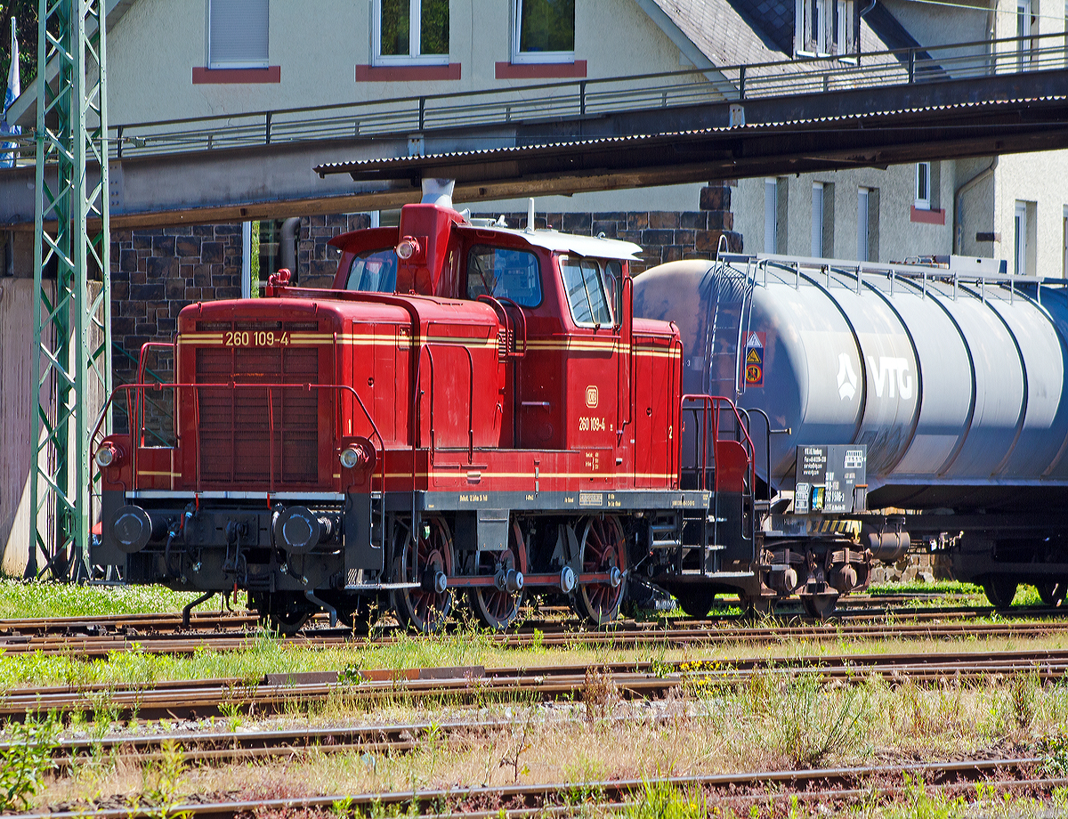 
Die 260 109-4 (98 80 3360 109-3 D-EVG) der Rheinische Eisenbahn GmbH) eine Tochtergesellschaft der EVG - Eifelbahn Verkehrsgesellschaft mbH, ex DB V 60 109, ex DB 260 109-4. ex DB 360 109-3, ist am 06.06.2014 in Linz am Rhein abgestellt.

Die Lok wurde 1956 unter der Fabriknummer 600029 von MaK gebaut und als als V 60 109 Deutsche Bundesbahn geliefert. Nach der Umzeichung 1968 in 260 109-4 und 1987 in 360 109-3 wurde die V60 der leichten Bauart im Jahr 2001 bei der DB ausgemustert. 2003 ging sie an die EfW-Verkehrsgesellschaft mbH in Frechen und 2007 an die Bocholter Eisenbahngesellschaft mbH bis sie 2009 zur Rheinische Eisenbahn GmbH kam.