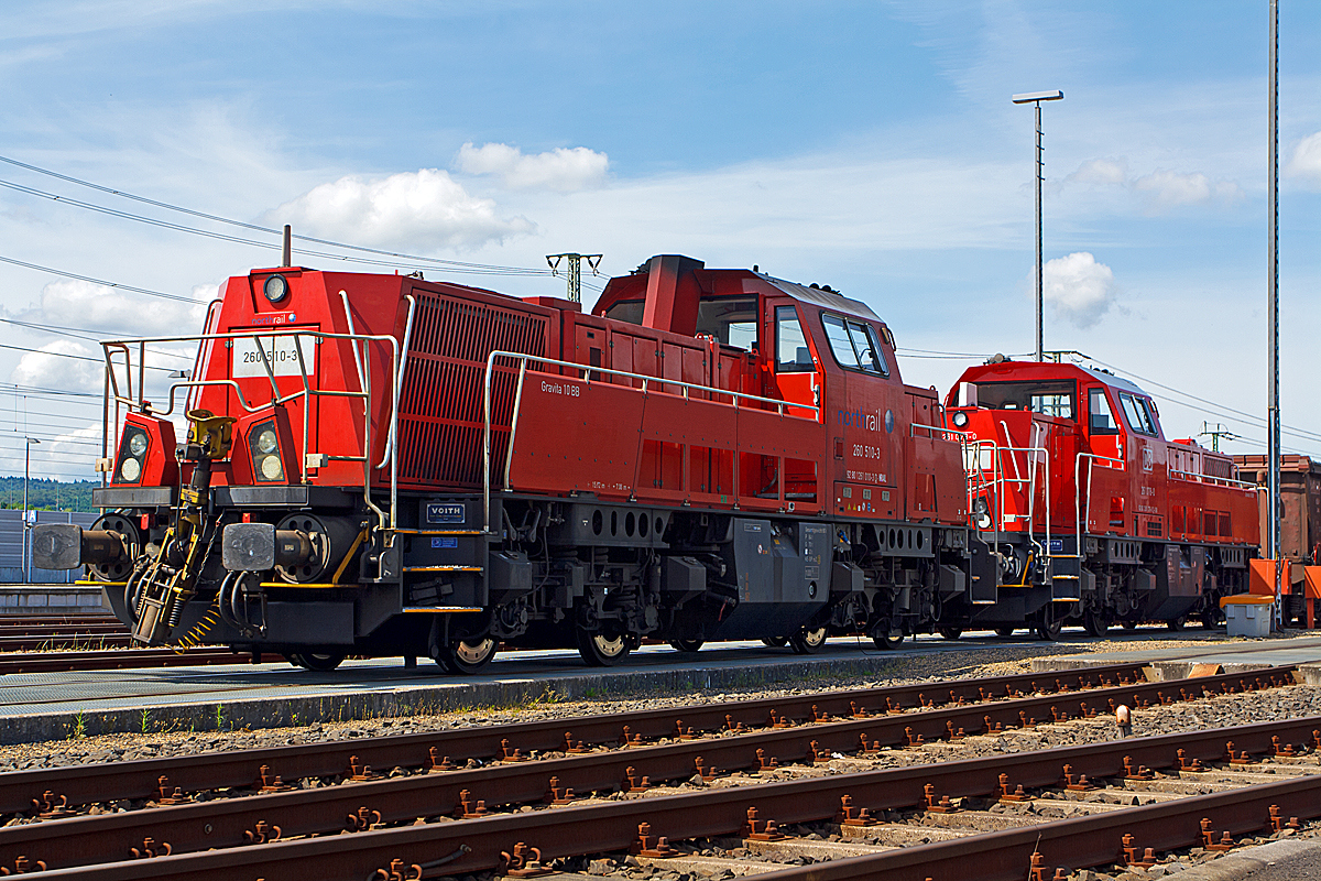 
Die 260 510-3 (92 80 1261 010-3 D-NTS) der northrail eine Voith Gravita 10 BB, eigentlich 261 010-3, abgestellt am 25.05.2014 beim ICE-Bahnhof Montabaur.

Ursprünglich war die Lok bei Voith durch DB Schenker Rail Deutschland AG bestellt, ging dann aber zur northrail GmbH und ist nun von der DB Schenker Rail angemietet. Angemietete Voith Gravita 10 BB werden von der DB Schenker Rail als BR 260 bezeichnet gegenüber den eigenen als 261.

Die Lok wurde 2010 von Voith in Kiel unter der Fabriknummer L04-10061 gebaut und an die northrail GmbH in Kiel als 260 510-3 geliefert. Sie hat die NVR-Nummer 92 80 1261 010-3 D-NTS

Die Voith Gravita 10 BB ist eine vierachsige dieselhydraulische Lokomotive mit Mittelführerhaus, konzipiert für den Güterzugrangierdienst und die Nahbereichsbedienung.

Die Lokomotive wird durch einen MTU-8-Zylinder-Dieselmotor mit einer Leistung von 1000 kW angetrieben. Als Strömungsgetriebe zur Leistungsübertragung wird ein Turbowendegetriebe verwendet, welches über einen Langsam- und Schnellgang verfügt. Darüber hinaus ist die Lokomotive mehrfachtraktionstauglich.

Die BR 261 ist ausschließlich für den Einsatz im Güterverkehr bestimmt.