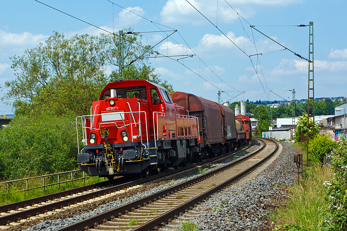 
Die 261 051-7 der DB Schenker Rail ist mit einem Übergabe-Güterzug von Dillenburg nach Wetzlar unterwegs, hier am 02.06.2014 an einem Bü (km 151,1) zwischen Aßlar und Wetzlar.

Die Voith Gravita 10 BB wurde 2011 unter der L04-10102 gebaut und hat die kompl. NVR-Nummer 92 80 1261 051-7 D-DB und die EBA-Nummer EBA 08K03K 051.