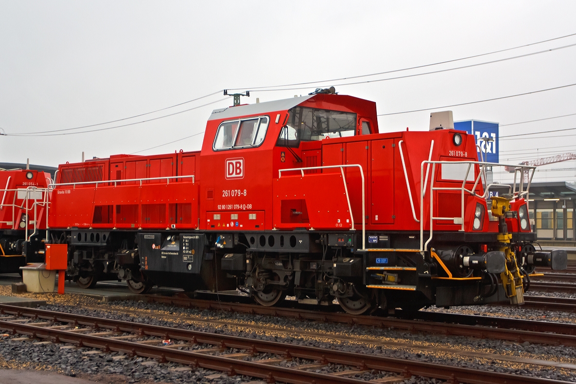Die 261 079-8 eine Voith Gravita 10 BB der DB Schenker Rail ist am 05.10.2013 beim Bahnhof Montabaur abgestellt.
 
Sie wurde 2012 unter der Fabriknummer L04-10130 bei Voith in Kiel gebaut und hat die kompl. NVR-Nummer 92 80 1261 079-8 D-DB, sowie die EBA 08K03K 079.