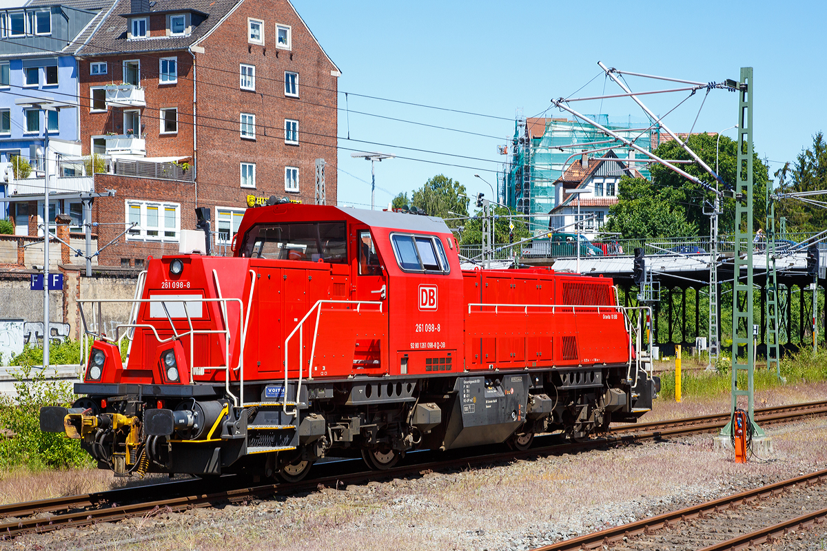 
Die 261 098-8 (92 80 1261 098-8 D-DB) der DB Schenker Rail fährt am 11.06.2015 solo durch dem Hbf Lübeck.

Die Voith Gravita 10 BB wurde 2012 unter der L04-10149 gebaut und ausgeliefert.