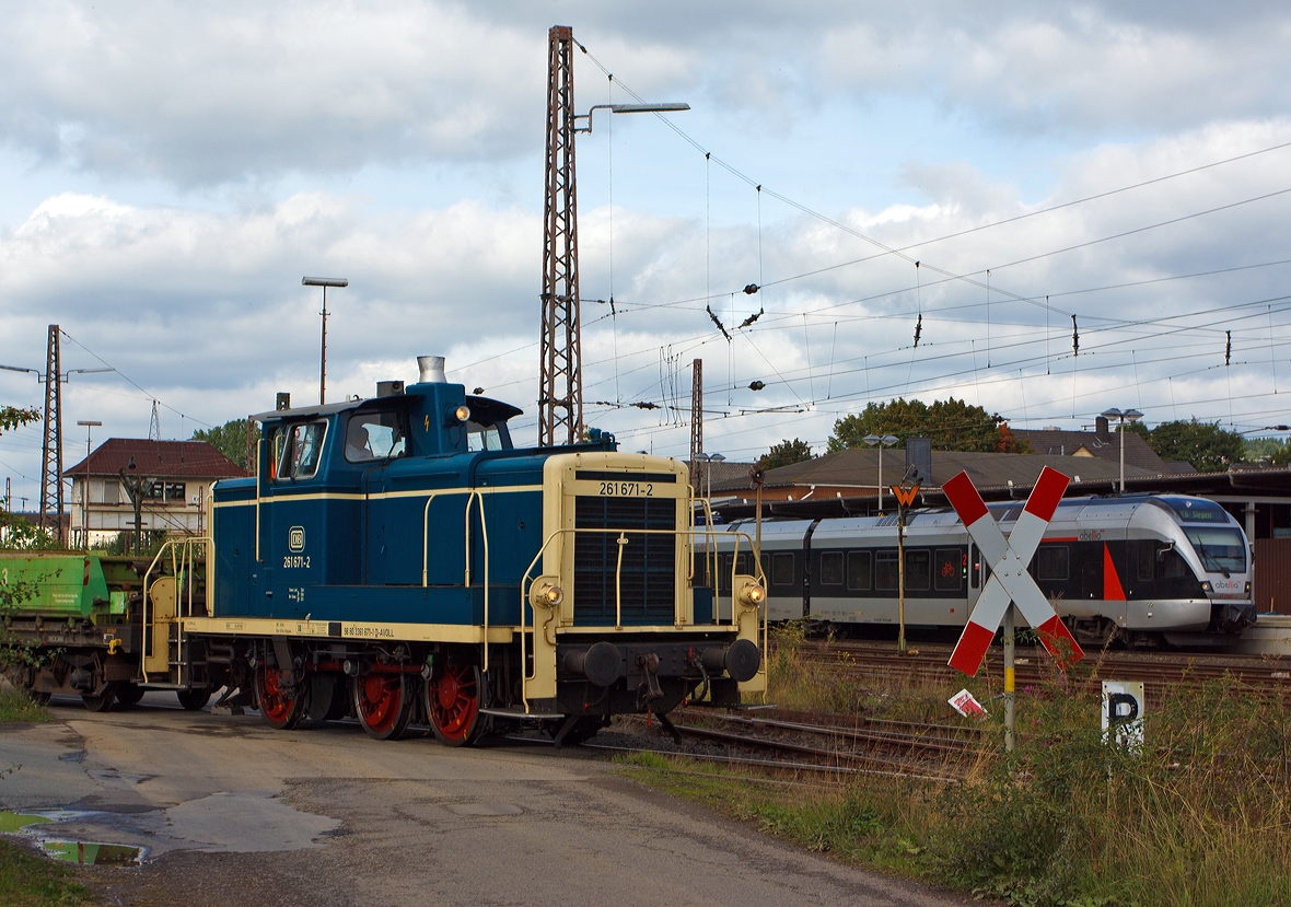 Die 261 671-2 (ex DB V60 671) der Aggerbahn (Andreas Voll e.K., Wiehl),  rangiert am 21.09.2013 mit Seitenkippwagen in Kreuztal am B� H�ttenstra�e. Die V60 der schweren Bauart wurde 1959 von MaK unter der Fabriknummer 600260 als V 60 671 gebaut, 1968 erfolgte die Umbezeichnung in 261 671-2, 1984 erfolgte schon die Ausmusterung bei der DB.

Die Lok hat die NVR-Nummer 98 80 3361 671-1 D-AVOLL, somit m�sste es eigentlich 361 671-1 hei�en, der NVR-Nummer entsprechend.

Im Hintergrund im Bahnhof steht ein dreiteiliger FLIRT der Abellio Rail NRW als RE 16 (Ruhr-Sieg-Express).
