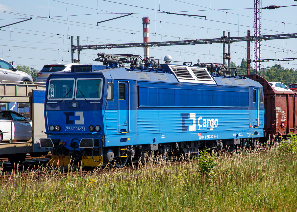 
Die ČD Cargo 363 004-3 (CZ ČDC 91 54 363 004-3) abgestellt mit einem G�terzug am 01.07.2015 beim Bahnhof Cheb (Eger).

Die Lokomotive wurde 1984 von �koda in Plzeň unter der Fabriknummer  7935 gebaut und als ES 499.1004 an die ČSD (Tschechoslowakischen Staatsbahn) geliefert. Mit der Aufl�sung der Tschechoslowakei zum 31. Dezember 1992 endete auch der Bestand der ČSD. Fahrzeugpark und Strecken wurden zum 1. Januar 1993 an die Nachfolgeunternehmen Česk� dr�hy ČD (Tschechische Bahnen) und �eleznice Slovenskej republiky �SR (Eisenbahnen der Slowakischen Republik) �berf�hrt, so kam diese Lok als 363 004-3 zur ČD.

Die Baureihe ES 499.1 (ab 1988 Baureihe 363) ist eine elektrische Zweisystemlokomotive der einstigen Tschechoslowakischen Staatsbahn (ČSD) f�r den universellen Einsatz. Sie ist sowohl im 3-kV-Gleichstromsystem im Norden und Osten wie auch im 25-kV-Wechselstromsystem im Westen und S�den der ehemaligen Tschechoslowakei einsetzbar.

Die Lokomotivbaureihe wurde von �koda in Plzeň Ende der 1970er Jahre entwickelt. Bis 1980 konnten die ersten beiden Prototyp-Lokomotiven ES 499.1001 und 002 fertiggestellt werden, welche im Dezember 1981 an die ČSD abgeliefert wurden. 1984 wurden die ersten zehn Serienlokomotiven von der ČSD im Depot Přerov in Dienst gestellt. Bis 1990 wurden von �koda in f�nf Serien insgesamt 181 Lokomotiven ausgeliefert.

Aus der Baureihe ES 499.1 wurden sp�ter durch das Weglassen der f�r den Gleichstrom- bzw. Wechselstrombetrieb n�tigen Kompenenten die Baureihen E 499.3 (heute 163) und S 499.2 (heute 263) abgeleitet.

Die Baureihe 363 ist heute die zahlreichste Baureihe elektrischer Lokomotiven der Tschechischen Bahnen (ČD). Etliche Fahrzeuge besitzt auch die slowakische ZSSK. In den vergangenen Jahren wurden die elektrifizierten Fernstrecken in Tschechien umfassend modernisiert und beschleunigt, wodurch schnellere Lokomotiven ben�tigt wurden. Aus diesem Grund sind inzwischen die meisten Lokomotiven zur Baureihe 362 umgebaut, k�nftig wird es nur noch bei ČD Cargo Lokomotiven der Baureihe 363 geben.

Technische Daten:
Spurweite: 1.435 mm
Achsformel: Bo’Bo’
L�nge �ber Puffer:  16.800 mm
H�he:  4.625 mm
Breite:  2.940 mm
Drehzapfenabstand:  8.300 mm
Dienstgewicht:  87 t
Achslast:  21,8 t
H�chstgeschwindigkeit:  120 km/h
Dauerleistung:  3.060 kW (25 kV~) / 3.480 kW (3 kV=)
Anfahrzugkraft:  260 kN
Stromsystem:  3 kV DC und 25 kV 50Hz AC
Anzahl der Fahrmotoren:  4
Antrieb:  �koda-Hohlwellenantrieb
Zugheizung:  3000 V
Steuerung:  Thyristor-Pulsumrichter
Kupplungstyp:  Schraubenkupplung

