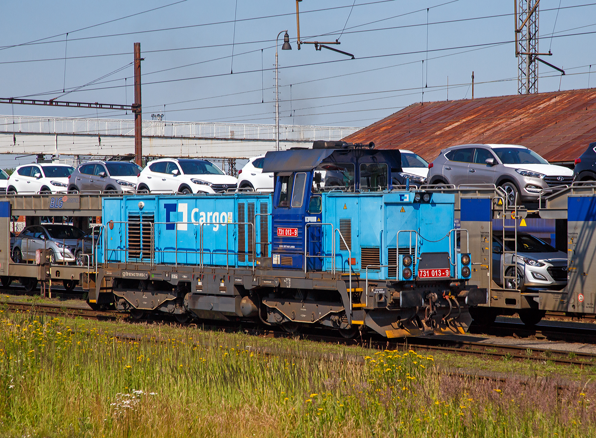 
Die ČD Cargo 731 013-9 (CZ ČDC 91 54 2 731 013-9) rangiert am 01.07.2015 beim Bahnhof Cheb (Eger). Aufgenommen aus einem einfahrenden Zug heraus.

Die ČD-Baureihe 731 (ex ČSD BR 731 und urspr�nglich geplant als Baureihe T 457.1) ist eine dieselelektrische Rangierlokomotive. Gebaut wurden diese Loks von ČKD, einem tschechischen Maschinenhersteller und Ausr�ster f�r elektrische Anlagen bzw. Fahrzeuge mit Sitz in Prag. Die Abk�rzung ČKD steht f�r Českomoravsk�-Kolben-Daněk.

Technische Daten:
Gebaute Anzahl:  62
Hersteller:  ČKD
Baujahre:  1988, 1991–1992
Spurweite:  1.435 mm (Normalspur)
Achsformel:  Bo’Bo’
L�nge �ber Puffer:  15.280 mm
Drehzapfenabstand:  7.200 mm
Drehgestellachsstand:  2.400 mm
Kleinster bef. Halbmesser:  120 m
Dienstgewicht:  68 t
Radsatzfahrmasse:  17 t
H�chstgeschwindigkeit:  80 km/h
Installierte Leistung:  600 kW
Dauerzugkraft:  170 kN
Treibraddurchmesser:  1.000 mm
Motorentyp:  ČKD K 6 S 230 DR
Nenndrehzahl:  1.150/min
Leistungs�bertragung:  dieselelektrisch
Tankinhalt:  4.000 l
Anzahl der Fahrmotoren:  4
