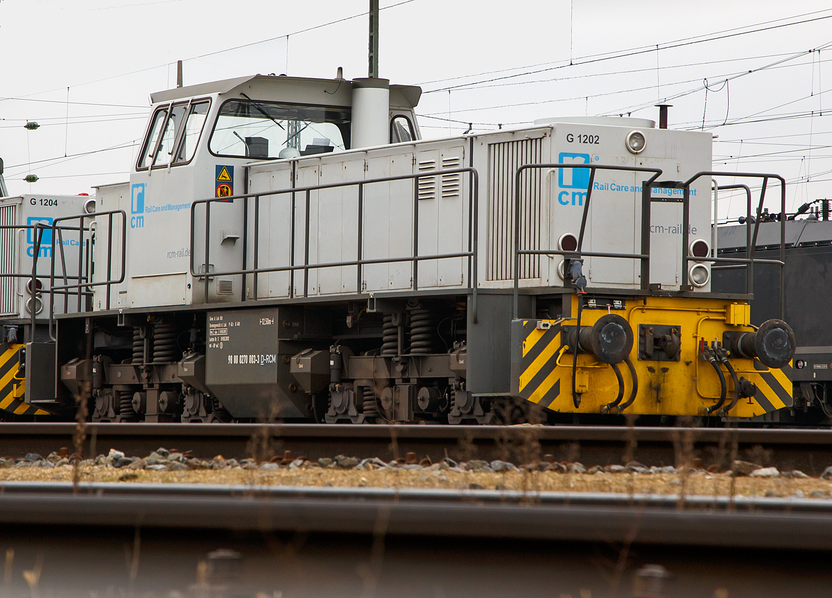 
Die 270 003-3 (98 80 0270 003-3 D-RCM) der RCM Rail Care and Management GmbH (München) abgestellt am 29.12.2016 beim Hauptbahnhof Ingolstadt. 

Die MaK G 1202 BB wurde 1978 von MaK in Kiel unter der Fabriknummer 1000782 als Mietlok gebaut.

Die Lokomotive MaK G 1202 BB ist eine dieselhydraulische Lokomotive, die von der Maschinenbau Kiel (MaK) gebaut wurde. Sie hat eine Leistung von 945 kW oder 1.000 kW und erreicht eine maximale Geschwindigkeit von bis zu 75 km/h. Eingebaut wurden Motoren von MTU. Je nach Ausrüstungsvariante bringt sie es auf eine Dienstmasse von 72 t bis 88 t. Ihr Tankinhalt beträgt 2.500 l.

Technische Daten:
Gebaute Anzahl:  12
Spurweite: 	1.435 mm (Normalspur)
Achsformel:  B'B'
Länge über Puffer: 12.500 mm
Drehzapfenabstand: 5.800 mm
Drehgestellachsstand:  2.400 mm
größte Breite: 3100 mm
größte Höhe über Schienenoberkante:	4.220 mm
Raddurchmesser neu:	 1.000 mm	
kleinster befahrbarer Gleisbogen:	60 m
Dienstgewicht: 80 t
Kraftstoffvorrat:	2.500 l
Motor: MTU 12V 331 TC11	(12V 331 TC12)
Leistung:	945 kW
Getriebe: Voith L5r4U2
Höchstgeschwindigkeit:  75 km/h
