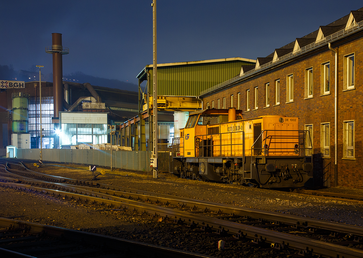 
Die 272 008-0 bzw. Lok 41 (eine MaK DE 1002) der Kreisbahn Siegen-Wittgenstein (KSW) ist am 09.12.2016 in Siegen-Eintracht abgestellt.

Die DE 1002 wurde 1988 bei MaK unter der Fabriknummer 1000832 gebaut und an die HEG - Hersfelder Eisenbahn GmbH als 832 geliefert. Nach Einstellung des Bahnbetriebes der HEG ging sie konzernintern an HLB - Hessische Landesbahn GmbH Lok 832 und 1996 wurde sie an die frühere Siegener Kreisbahn GmbH als Lok 41 verkauft, die heute als Kreisbahn Siegen-Wittgenstein firmiert.
Die Lok hat heute die NVR-Nummer 98 80 0272 008-0 D-KSW und die EBA 02B20K 001.
Gegenüber den 16 Loks dieses Typs der HGK hat diese Lok einen MTU 12V396TC13 Motor mit 1.120 kW (1.523 PS) Leistung. Die Leistungsübertragung erfolgt einen Generator auf 4 elektrische (Drehstrom) Fahrmotoren. Generator und die Fahrmotoren sind von BBC (heute ABB).

Weitere Technische Daten :
Spurweite: 1.435 mm
Achsfolge: Bo´Bo´
Länge über Puffer: 13.000 mm
kleinster befahrbarer Gleisbogen: 60 m
Dienstgewicht: 90 t
Kraftstoffvorrat: 2.900 l
Höchstgeschwindigkeit 90 km/h 