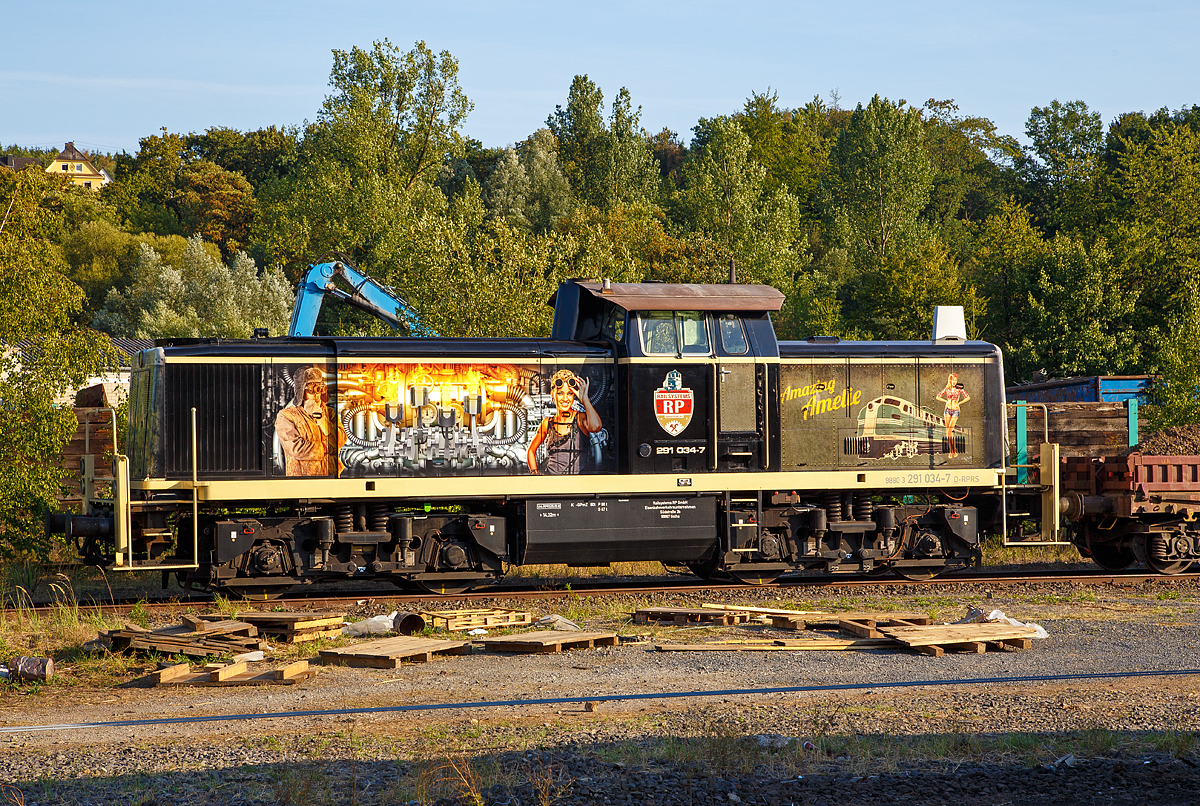 Die 291 034-7   Amazing Amelie   (98 80 3291 034-7 D-RPRS), ex DB 291 034-7 der Railsystems RP GmbH abgestellt am 18.08.2018 beim Bahnhof Altenkirchen (Ww).

Die Lok wurde 1975 von MaK in Kiel unter der Fabriknummer 1000716 gebaut und an die DB geliefert, im Dezember 2014 wurde sie von der  DB Schenker Rail Deutschland in Maschen ausgemustert und an die Railsystems RP GmbH (Gotha) verkauft. Vermutlich hat die Lok die Funkfernsteuerung „Bergfunk“ , da die Maschine im Rangierbahnhof Maschen eingesetzt war.

Im Jahre 1965 baute die MaK auf eigene Rechnung eine Serie von fünf Loks, die auf der V 90 basierten, jedoch statt des MTU 12-Zylinder-V-Motors der V 90 einen hauseigenen 8-Zylinder-Reihenmotor mit Abgasturbolader vom Typ 8 M 282 AKB erhielten. Dessen Leistung betrug abhängig von der eingestellten Drehzahl zwischen 1100 PS bei 930/min und 1400 PS bei 1100/min. Die Loks erhielten die Bezeichnung V 90 P. MaK erhoffte sich Aufträge von Privatbahnen und der Industrie. Alle fünf Loks dienten anfangs als Vorführloks des Werks und absolvierten Testeinsätze bis hin nach Schweden. Die Lok V 90 P 02 wurden 1966 an die Dortmunder Eisenbahn verkauft, wo sie sich bewährte, was Ende 1967 zum Ankauf der V 90 P 01 führte. Die als DE D15 und DE D16 bezeichneten Loks wurden zum Jahreswechsel 1983/84 (D15 - V 90 P 02) bzw. 1985 (D16 - V 90 P 01) nach Italien an Gleisbaufirmen verkauft. 

Anstelle der ursprünglichen Zielgruppe begann sich aber die DB selbst für die V 90 P zu interessieren, da sie auch eine leistungsfähige Rangierlok für die Seehäfen Hamburg, Bremen und Emden benötigte und für diese Aufgaben der MaK-motorisierten V 90-Variante aufgeschlossen gegenüber stand. Die DB übernahm im August 1965 die V 90 P 03 und im letzten Quartal 1966 die beiden V 90 P 04 und V 90 P 05 als Mietloks zu Testzwecken. Deren Leistungen am Ablaufberg entsprachen so sehr den Anforderungen, dass eine Bestellung über hundert Maschinen erfolgte, womit die V 90 P faktisch zu einer Vorserie wurden. Die DB erwarb die drei V 90 P im Juli 1972, nachdem sie sie bei der Umstellung auf Computernummern schon als Unterbaureihe 291.9 eingereiht hatte.

Aufgrund der guten Erfahrungen mit der V 90 P und des günstigeren Preises des MaK-Motors gegenüber dem MTU-Motor wurden von der DB 100 Loks bestellt. Ab 1974 folgte die Auslieferung der etwas leichteren Serienloks, die nun als 291 001 ff. bezeichnet wurden. Von den insgesamt hundert Serienloks kam der größte Teil aus Kiel, nur eine kleine Serie von zehn Loks wurde von Jung gebaut, die zugleich die letzten von dieser Fabrik für die DB gebauten Loks waren.

Die V 90 wurde für den schweren Rangierdienst, sowie für Bedien- und Übergabefahrten konzipiert. Die Lok ist eine Weiterentwicklung aus den Streckenlokomotiven der Baureihenfamilie V100 (BR 211 und BR 212) der Deutschen Bundesbahn. Die V90 ist gegenüber der V100 deutlich schwerer und robuster im Rangierdienst.

TECHNISCHE DATEN:
Spurweite: 1.435 mm (Normalspur)
Achsformel: B'B'
Länge über Puffer: 14.320 mm
Drehzapfenabstand: 7.000 mm
Drehgestellachsstand: 2.500 mm
Dienstgewicht: 80 t
Radsatzfahrmasse: 20 t 
Kleinster bef. Halbmesser: 	80 m
Höchstgeschwindigkeit Schnellgang: 80 km/h
Höchstgeschwindigkeit Rangiergang: 40 km/h
Dieselmotor:  MaK 8-Zylinder Reihenmotor mit Abgasturbolader vom Typ 8 M 282 AKB
Nenndrehzahl: 950 U/min
Installierte Leistung: 1.030 kW (1.400 PS)
Dauerleistung:  800 kW (1100 PS)
Anfahrzugkraft: 188 kN (Schnellgang) / 236 kN (Rangiergang)
Treibraddurchmesser (neu): 1.100 mm
Leistungsübertragung: hydrodynamisch
