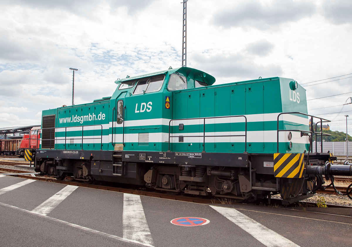 Die 293 511-2 (92 80 1293 511-2 D-LDS) des Eutiner Eisenbahnunternehmen LDS GmbH (LDS steht f�r Logistik, Dienstleistungen und Service) steht am 07.07.2019 mit dem Drehhobel D-HOB 4.0 (D-HOB 2500) der Schweerbau beim ICE-Bahnhof Montabaur. Die LDS GmbH ist zentraler  Logistikdienstleister der Schweerbau.

Die Lok ist eine nach dem Umbaukonzept Baureihe 293 von ADtranz remotorisierte und modernisierte DR V 100 (Spenderfahrzeug ist nicht bekannt), sie wurde 2000 unter der Fabriknummer 72350 umgebaut. Seit 2003 ist sie bei der LDS.

Umbaukonzept Baureihe 293
ADtranz modernisierte zwischen 1995 und 2002 59 Loks zur Baureihe 293. Neben der Aufarbeitung der vorhandenen Aggregate erhielten auch diese Lokomotiven neue Motoren von Caterpillar oder MTU. Die Druckluftanlage wurde erneuert, ebenso die elektrische Steuerung. Neu war auch die hydraulisch angetriebene K�hlanlage. Bei mehreren der Loks mussten neue Betriebsb�cher angelegt werden, da die Ursprungslokomotive nicht feststellbar war. Zwei weitere Lokomotiven wurden durch verschiedene Werkst�tten nach diesem Konzept umgebaut.

TECHNISCHE DATEN::
Achsanordnung: B'B'
Spurweite: 1.435 mm
L�nge �ber Puffer: 14.350 mm
Drehzapfenabstand: 7.000 mm
Gesamtachsstand: 9.300 mm
H�chstgeschwindigkeit 100 km/h
Motor: 12-Zylinder-4-takt-Dieselmotor mit Turbolader und Ladeluftk�hlung 
Leistung:  1050 kW / 1428 PS 
Gewicht der Lok: 72 t