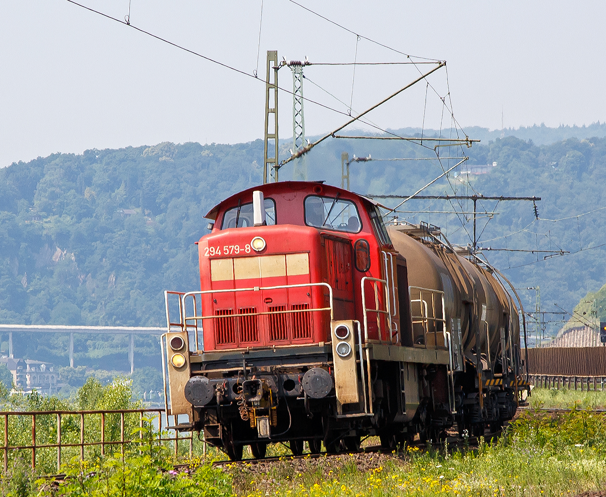 
Die 294 579-8 (98 80 3294 579-8 D-DB) der DB Schenker Rail Deutschland AG fährt am 03.07.2015 mit einem Kesselwagenzug bei Leutesdorf auf der rechten Rheinseite in Richtung Koblenz. 

Die V90 wurde 1968 bei Klöckner-Humboldt-Deutz in Köln unter der Fabriknummer 58309 gebaut und als 290 079-3 an die DB geliefert und wurde 1996 erfolgte der Umbau mit Funkfernsteuerung und die Umzeichnung in DB 294 079-9

Die Remotorisierung mit einem MTU-Motor 8V 4000 R41, Einbau einer neuen Lüfteranlage, neuer Luftpresser und Ausrüstung mit dem Umlaufgeländer erfolgten 2008 bei der DB Fahrzeuginstandhaltung GmbH im Werk Cottbus. Daraufhin erfolgte die Umzeichnung in 294 579-8. 
