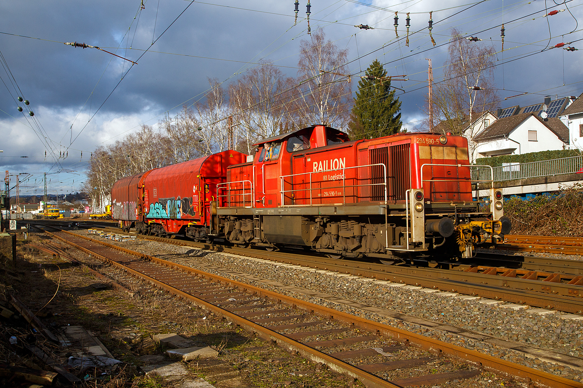 Die 294 590-5 (98 80 3294 590-5 D-DB), ex DB 294 090-6, ex DB 290 090-0, eine remotorisierte V90, der DB Cargo Deutschland AG dr�ck am 04.02.2021 einen Coilzug vom Rbf Kreuztal in Richtung Kreuztal-Eichen.

Die V 90 wurde 1968 bei Deutz unter der Fabriknummer 58320 gebaut und als 290 090-0 an die DB geliefert. 1998 erfolgte der Umbau auf Funkfernsteuerung und Umzeichnung in 294 090-6.

Die Remotorisierung mit einem MTU-Motor 8V 4000 R41, Einbau einer neuen L�fteranlage, neuer Luftpresser und Ausr�stung mit dem Umlaufgel�nder erfolgten 2007 bei der DB Fahrzeuginstandhaltung GmbH im Werk Cottbus. Daraufhin erfolgte die Umzeichnung in 294 590-5.  