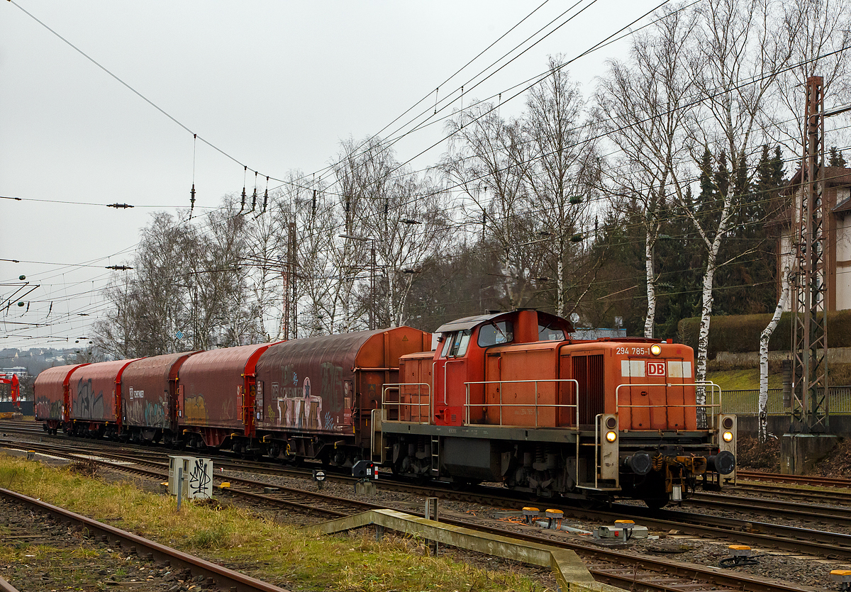 Die 294 785-1 (V 90 remotorisiert) der DB Cargo AG erreicht am 15.01.2022 mit einem Coilzug Kreuztal und fährt gleich in den Rbf ein.

Die V 90 wurde 1972 bei MaK unter der Fabriknummer 1000585 gebaut und als 290 285-6 an die DB geliefert. 1996 erfolgte der erste Umbau und Umzeichnung in 294 285-2, 2002 die Remotorisierung mit MTU-Motor 8V 4000 R41 und Umzeichnung in 294 785-1.