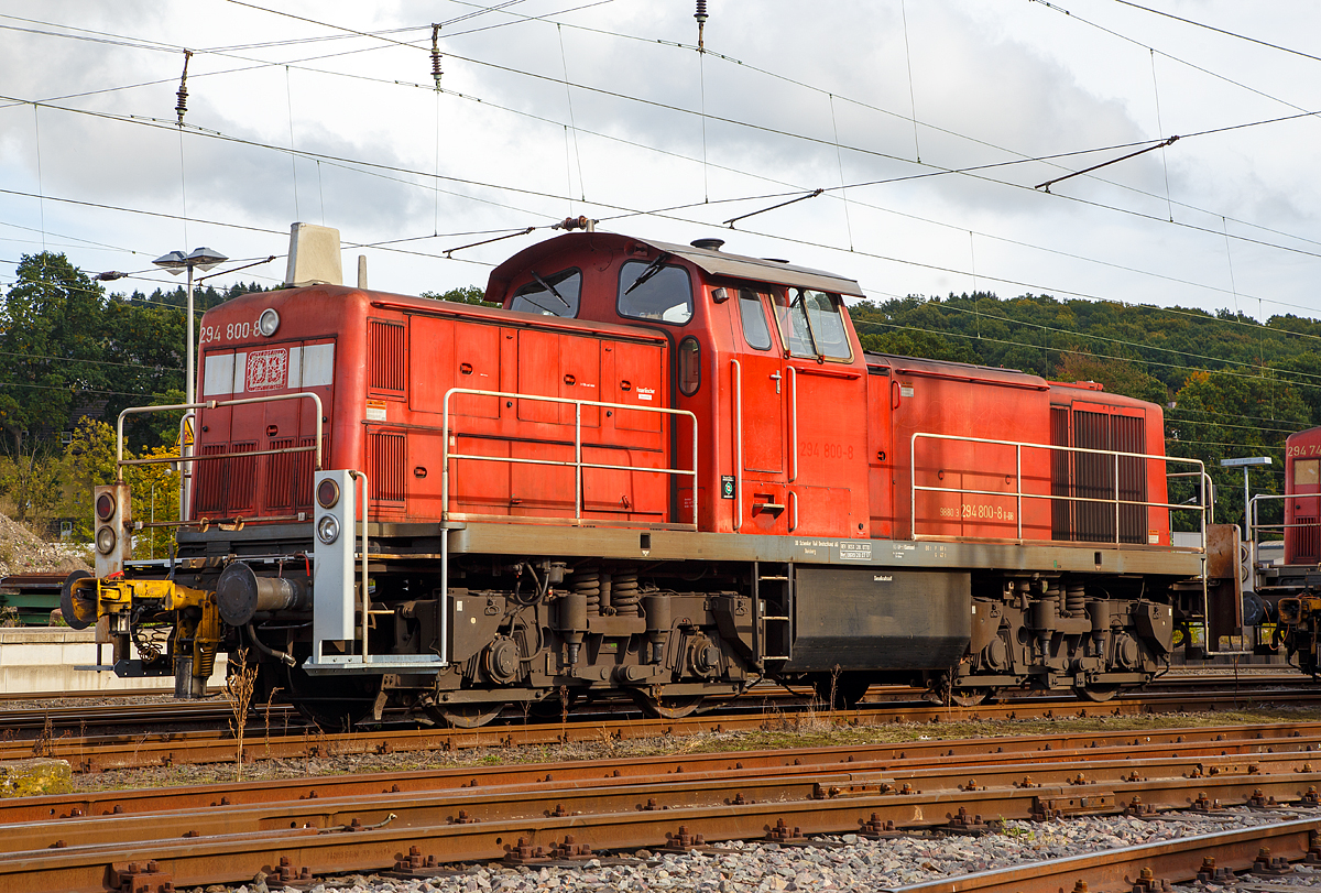 
Die 294 800-8 (98 80 3294 800-8 D-DB) eine remotorisierte V90 der DB Cargo AG, ex DB 294 300-9, ex DB 290 300-3, abgestellt am 15.10.2016 in Kreuztal.

Die Lok wurde 1971 bei Jung, Jungenthal bei Kirchen a.d. Sieg unter der Fabriknummer 14146 als 290 300-3 f�r die DB gebaut, 1997 erfolgte der Umbau auf Funkfernsteuerung und Umzeichnung in 294 300-9. 

Die Remotorisierung mit einem MTU-Motor 8V 4000 R41, Einbau  einer neuen L�fteranlage, einem neuen Luftpresser und Ausr�stung mit dem Umlaufgel�nder erfolgten 2002 bei der DB Fahrzeuginstandhaltung GmbH im Werk Cottbus. Daraufhin erfolgte die Umzeichnung in 294 800-8.

Technische Daten:
Achsanordnung: B'B'
Spurweite: 1.435 mm
L�nge �ber Puffer: 14.320 mm
Breite: 3.100 mm
Drehzapfenabstand: 7.000 mm
Gesamtachsstand: 9.500 mm
H�chstgeschwindigkeit: 80 km/h Streckengang / 40 km/h Rangiergang 
kleinste Dauergeschwindigkeit: 9 km/h Streckengang / 3 km/h Rangiergang

Motorhauptdaten (Quelle: MTU):
Motorbauart: MTU 8-Zylinder-Diesel-V-Motor 90� mit Common-
Rail-Einspritzsystem, Abgas-Turbolader und Ladeluftk�hlung
Motortyp:   8V 4000 R41 
Nennleistung:  1000 kW / 1341 PS (gedrosselt)
Drehzahl max.:  1800  1/min   
Bohrung/Hub: 165/190 mm
Hubraum: 32,5l
Kraftstoffverbrauch bei Nennleistung: 249,4 l/h
Abgas-Emission :   UIC Kodex 624V, Stufe II
L�nge: 1.915 mm
Breite: 1.380 mm
H�he: 1.800 mm
Gewicht (trocken): 4.700 kg

Getriebe und Leistungs�bertragung:
Das hydraulische Getriebe von Voith hat zwei Wandlerg�nge. Ein mechanisches Nachschaltgetriebe erm�glicht die Wahl zwischen einem Schnell- und einem Langsamgang sowie den Wechsel der Fahrtrichtung. Um feinf�hlige Langsamfahrten zu erm�glichen, hat das Getriebe eine stufenlos regelbare Wandlerteilf�llung.
Die Leistungs�bertragung auf die Achsgetriebe erfolgt dann �ber Gelenkwellen.