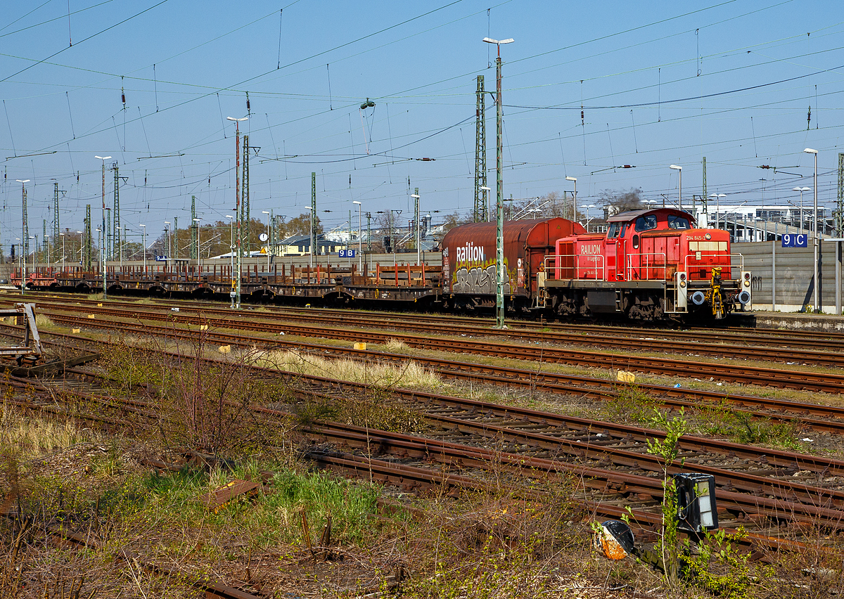
Die 294 845-3 (98 80 3294 845-3 D-DB), eine remotorisierte V 90 der DB Cargo fährt am 11.04.2016 mit einem Stahl-Brammen-Zug durch Troisdorf in Richtung Süden.

Die Lok wurde 1973 bei MaK in Kiel unter der Fabriknummer 1000620 gebaut und als 290 345-8 an die DB geliefert. Die Ausrüstung mit Funkfernsteuerung (Typ Krauss-Maffei) und Umzeichnung in 294 345-4 erfolgte 1997. Im Jahr 2006 erfolgte durch die DB Fahrzeuginstandhaltung GmbH, in Cottbus eine Remotorisierung durch einen neuen MTU 90° V-8-Zylinder-Dieselmotor mit Common-Rail-Einspritzsystem, Abgas-Turbolader und Ladeluftkühlung, vom Typ 8V 4000 R41. Der Motor ist auf eine Leistung von 1.000 kW (1.341 PS) bei 1.800 U/min gedrosselt. Auch wurden eine neue Lüfteranlage und ein neuer Luftpresser eingebaut, zudem bekam die Lok ein Umlaufgeländer.
Durch die Remotorisierung und den Umbau erfolgte auch die Umzeichnung in die heutige 294 845-3.