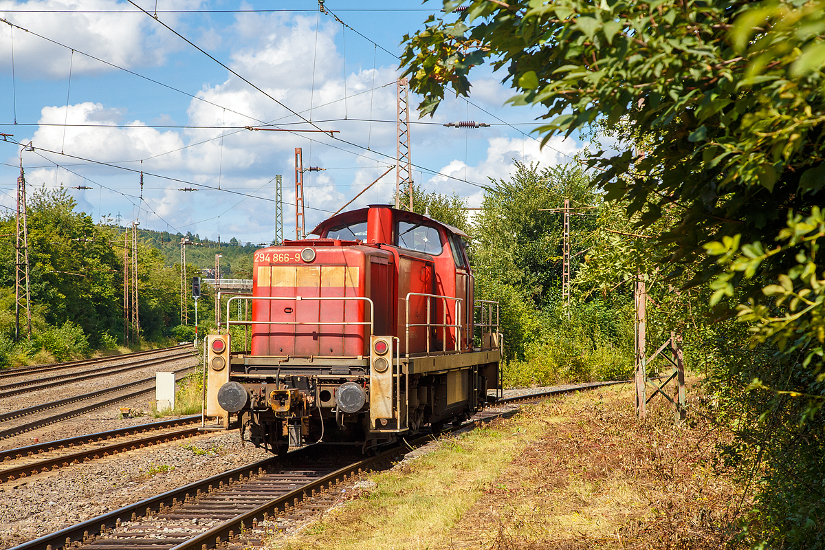 
Die 294 866-9 (98 80 3294 866-9 D-DB) eine remotorisierte V 90 der DB Cargo fährt am 19.08.2020 als Lz von Kreuztal nach Ferndorf. 

Einen lieben Gruß an den freundlichen Lokführer zurück.