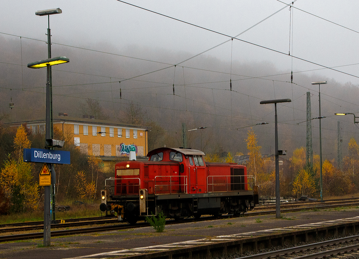 Die 294 899-0 (98 80 3294 899-0 D-DB), eine remotorisierte V 90 der DB Cargo AG fährt am 12.11.2021 als Lz durch den Bahnhof Dillenburg.

Die Lok wurde 1974 bei MaK in Kiel unter der Fabriknummer 1000674 gebaut und als DB 290 399-5 an die DB geliefert. Die Ausrüstung mit Funkfernsteuerung (Typ Krauss-Maffei) und Umzeichnung in DB 294 399-1 erfolgte 2000. Im Jahr 2008 erfolgte durch die DB Fahrzeuginstandhaltung GmbH, in Cottbus eine Remotorisierung durch einen neuen MTU 90° V-8-Zylinder-Dieselmotor mit Common-Rail-Einspritzsystem, Abgas-Turbolader und Ladeluftkühlung, vom Typ 8V 4000 R41. Der Motor ist auf eine Leistung von 1.000 kW (1.341 PS) bei 1.800 U/min gedrosselt. Auch wurden eine neue Lüfteranlage und ein neuer Luftpresser eingebaut, zudem bekam die Lok ein Umlaufgeländer. Durch die Remotorisierung und den Umbau erfolgte auch die Umzeichnung in die heutige DB 294 899-0.