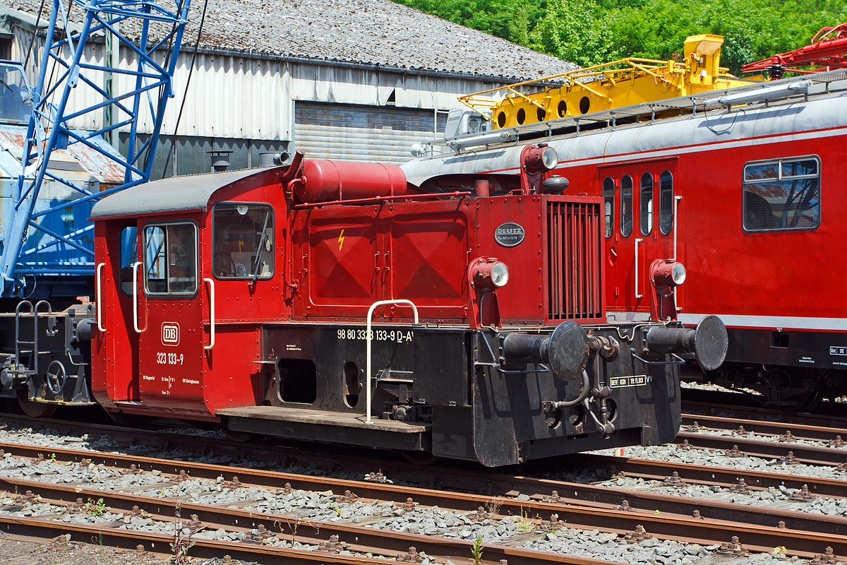 
Die 323 133-9 (98 80 3323 133-9 D-AVOLL) der Lokvermietung Aggerbahn Andreas Voll e.K., ex DB Köf 6420, ex DB  323 133-9 am 07.06.2014 im Eisenbahnmuseum Dieringhausen.

Die Köf II (Deutz Typ A6M 617 R) wurde 1959 von  Deutz (KHD, Köln) unter der Fabriknummer 57278 gebaut und an die Deutsche Bundesbahn als Köf 6420 geliefert, 1968 erfolgte die Umzeichnung in DB 323 133-9. Im Jahre 1992 erfolgte die Ausmusterung bei der DB im BW Köln-Gremberg und sie wurde an TWB Preßwerk GmbH & Co. KG in Hagen verkauft, von 1999 war sie bei der EBM Cargo in Gummersbach,  bis 2002 zur Aggerbahn kam.


Technische Daten:
Achsformel : B 
Spurweite: 1435 mm
Länge über Puffer: 6.450 mm
Dienstgewicht: 17 t 
Motor: 6-Zylinder-Deutz-Dieselmotor vom Typ A6M 617 R
Leistung:  127 PS
Höchstgeschwindigkeit: 45 km/h 
Anfahrzugkraft: 27,5 kN