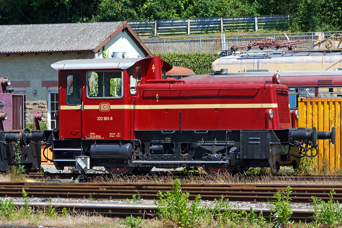 
Die 332 901-8 der RE (Rheinische Eisenbahn GmbH) eine Tochtergesellschaft der Eifelbahn Verkehrsgesellschaft mbH (EVG), ex RAR V 240.01  Kamila , ex DB 332 901-8, ex DB Köf 11 063, abgestellt am 06.06.2014 in Linz am Rhein.

Die Köf 11 063 wurde 1964 von Lokomotiv- und Maschinenfabrik Gmeinder & Co. in Mosbach unter der Fabriknummer  5304 gebaut und als Köf 11 063 an die Deutsche Bundesbahn geliefert, zum 01.01.1968 erfolgte die Umzeichnung in DB 332 901-8. Die Ausmusterung bei der DB erfolgte 1999, im Jahre 2003 ging sie dann an die RAR (Rent-a-Rail Eisenbahn-Service AG) in Ellwangen dort wurde sie als V 240.01  Kamila  bezeichnet.
2005 kam sie dann zur RE (Rheinische Eisenbahn GmbH) in Linz, diese ist eine Tochtergesellschaft der Eifelbahn Verkehrsgesellschaft mbH (EVG), dort wird sie nun wieder als 332 901-8 bezeichnet.
Die Lok hat seit 2007 die NVR-Nummer 98 80 3332 901-8 D-EVG.

Technische Daten:
Achsformel : B 
Spurweite: 1435 mm
Länge über Puffer: 7.830 mm
Achsabstand: 2.800 mm
Dienstmasse (2/3 Vorräte): 22 t 
Dieselkraftstoff: 300 l
Motor: 8-Zylinder-MWM-Dieselmotor RHS 518 A
Leistung:  177 kW (240 PS)
Höchstgeschwindigkeit: 45 km/h 
Anfahrzugkraft: 83,4 kN