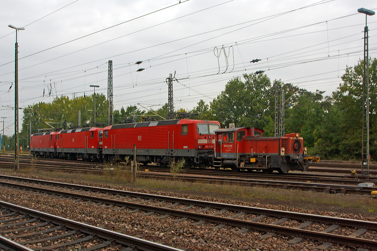 Die 335 103-8 der DB Schenker Rail Deutschland AG, ex DB 333 103-0, hat am 05.10.2013 beim BW Trier drei 143er am Haken.

Die Köf III wurde 1973 von Gmeinder in Mosbach unter der Fabriknummer 5493 gebaut und als 333 103-0 an die DB geliefert, 1988 erfolgte der Umbau d.h. die Ausrüstung mit Funkfernsteuerung und somit die Umbezeichung in 333 103-8 die sie bis heute trägt. Sie ist mit der automatischen Rangierkupplung RK 900 ausgestattet.

Die Köf III hat einen RHS 518A MWM-Motor mit einer Dauerleistung von 177 kW (240 PS) und eine Höchstgeschwindigkeit von 45 km/h. Die Kraftübertragung erfolgt (wie bei allen BR333 und 335) vom Motor über das hydraulische Wendegetriebe, über Gelenkwelle und zusätzliche Achsgetriebe. Die Kraftübertragung über Gelenkwelle ist eine Weiterentwicklung Gmeinder aus dem Jahre 1965. Das ist auch der wesentliche Unterschied zu den BR 331 und 332, hier erfolgt die Kraftübertragung über Kette.

Die Köf III (Kleinlok mit Öl-(Diesel-)Motor und Flüssigkeitsgetriebe, Leistungsgruppe III) der Baureihe 333 und 335 haben einen Motor MWM (Motorenwerke Mannheim) RHS 518A mit einer Nennleistung von 177 kW (240 PS) bei 1.600 U/min dessen Leistung über ein hydraulische Wendegetriebe L213U von Voith, von diesem über Gelenkwellen auf die zusätzlich vorhandenen Achsgetriebe (nicht wie ältere Ausführung der BR 331 über Rollenketten).
Der Unterschied zwischen der BR 333 und 335 besteht darin, dass die BR 335 auf Funkfernsteuerung umgebaute Köf III der BR 333 sind.

Weitere Technische Daten:
Spurweite: 1.435 mm
Achsformel : B 
Länge über Puffer: 7.830 mm 
Dienstmasse (2/3 Vorräte): 22 t 
Dieselkraftstoff: 300 l 
Höchstgeschwindigkeit: 45 km/h 
Anfahrzugkraft: 83,4 kN
