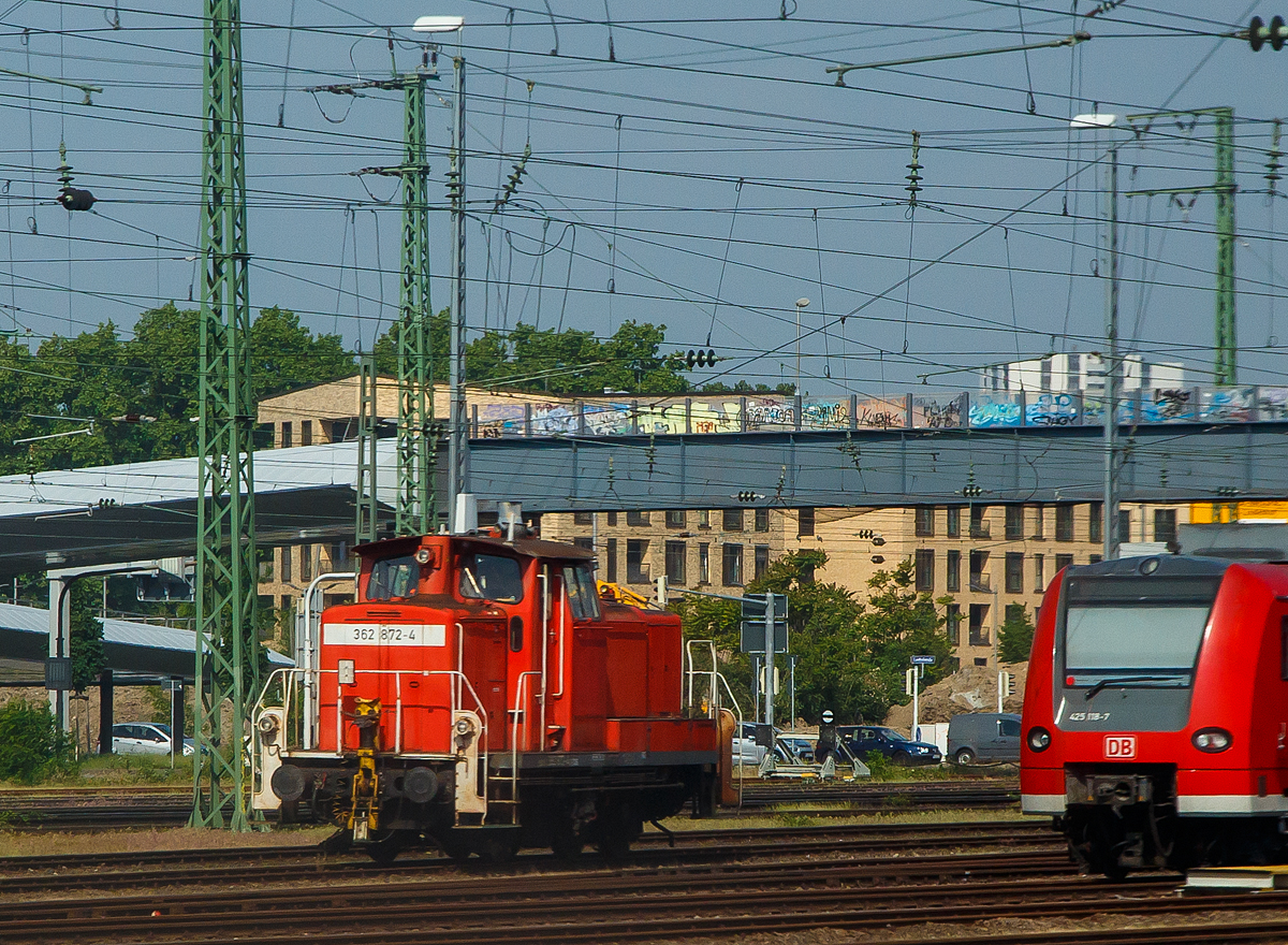 Die 362 872-4 (98 80 3362 872-4 D-TLVG) der TrainLog GmbH, Germersheim, ex DB V 60 872, rangiert am 18.05.2018 beim Hbf Mannheim. Aufgenommen aus einem ausfahrenden ICE.

Die V 60 der leichten Bauart (ex BR 260) wurde 1960 von Krauss-Maffei in München-Allach gebaut und als V 60 872 an die Deutsche Bundesbahn geliefert. Zum 01.01.1968 erfolgte die Umzeichnung in DB 260 872-7, zum 01.10.1987 wurde sie zur Kleinlok und somit zur DB 360 872-6. Im Jahr 1992 wurde sie mit Funkfernsteuerung ausgerüstet und in DB 364 872-2 umgezeichnet. Nach der Modernisierung 2000 im DB AW Chemnitz (u.a. Remotorisierung mit neuem Caterpillar-Dieselmotor CAT 3412E DI-TTA) erfolgte dann die letzte Umzeichnung in die heutige 362 872-4 (ab 2007 NVR-Nummer 98 80 3362 872-4 D-DB). Im Mai 2017 wurde sie an die TrainLog GmbH verkauft.

Seit 1997 werden die Maybach-Motoren bei Aufarbeitungen durch Caterpillar-Zwölfzylindermotoren mit 465 kW (632 PS) ersetzt, wobei dieser Umbau nur noch bei Loks mit Funkfernsteuerung ausgeführt wird. Diese Loks tragen die Bezeichnungen 362 (leichte Bauart) bzw. 363 (schwere Bauart).

Übersicht Baureihen-Bezeichnung (V60):

BR V 60 ursprüngliche Bezeichnung ab Ablieferung bis 1.1.68

BR 260 leichte Ausführung bis Okt. 1987
BR 261 schwere Ausführung bis Okt. 1987

BR 360 leichte Ausführung
BR 361 schwere Ausführung

BR 362 modernisierte leichte Ausführung mit Funk und neuen CAT 3412E DI-TTA Motor
BR 363 modernisierte schwere Ausführung mit Funk und neuen CAT 3412E DI-TTA Motor

BR 364 leichte Ausführung mit Funkfernsteuerung
BR 365 schwere Ausführung mit Funkfernsteuerung