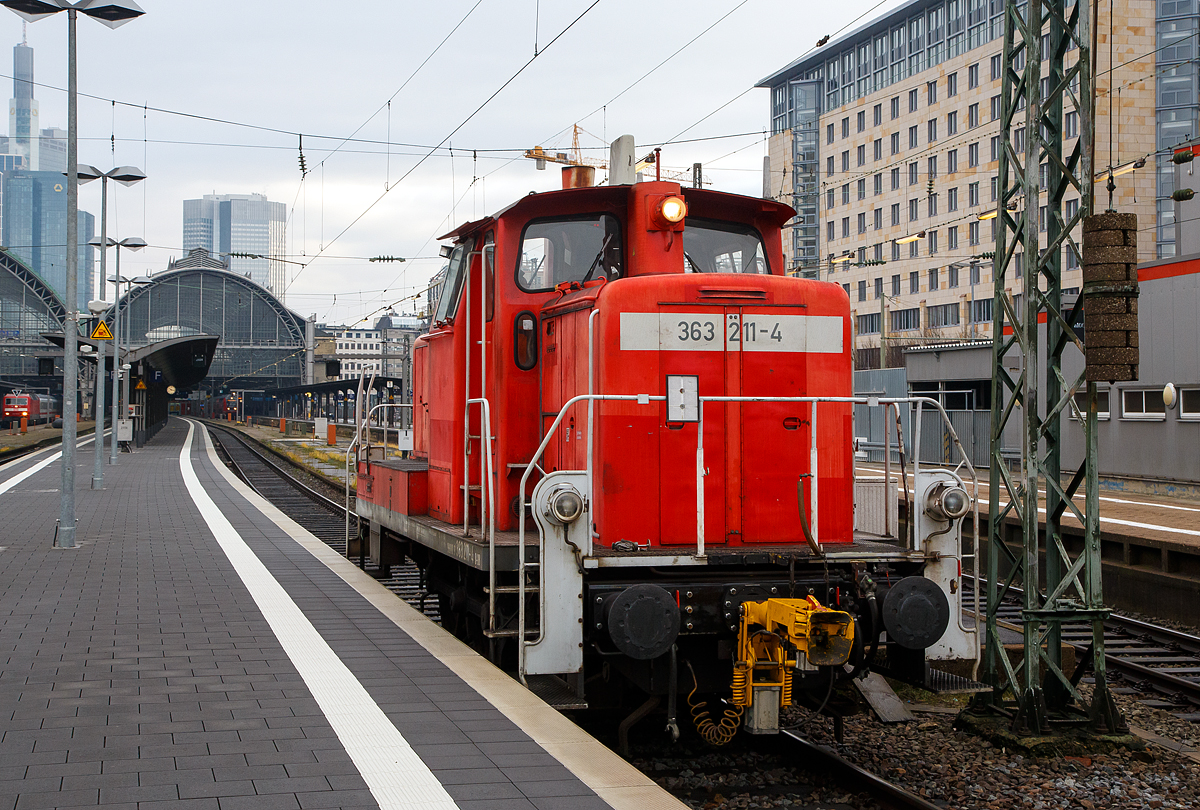 Die 363 211-4 (98 80 3363 211-4 D-DB) der DB Cargo Deutschland AG f�hrt am 16.12.2017 in den Hbf Frankfurt am Main.

Die Lok wurde 1963 bei Krupp unter der Fabriknummer 4623 gebaut und als DB V 60 1211 an die DB geliefert. Zum 01.01.1968 erfolgte die Umzeichnung in DB 261 211-7, zum 01.10.1987 wurde sie zur Kleinlok und somit zur DB 361 211-6. Im Jahr 1989 wurde sie mit Funkfernsteuerung ausger�stet und in DB 365 211-2 umgezeichnet. Nach der Modernisierung 2004 (u.a. neuer Caterpillar-Dieselmotor CAT 3412E DI-TTA) erfolgte dann die letzte Umzeichnung in die heutige DB 363 211-4.