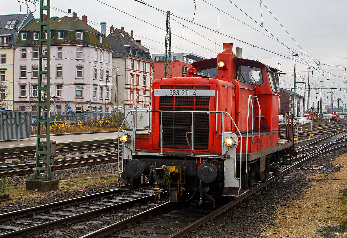 Die 363 211-4 (98 80 3363 211-4 D-DB) der DB Cargo Deutschland AG fährt am 16.12.2017 in den Hbf Frankfurt am Main.

Die Lok wurde 1963 bei Krupp unter der Fabriknummer 4623 gebaut und als DB V 60 1211 an die DB geliefert. Zum 01.01.1968 erfolgte die Umzeichnung in DB 261 211-7, zum 01.10.1987 wurde sie zur Kleinlok und somit zur DB 361 211-6. Im Jahr 1989 wurde sie mit Funkfernsteuerung ausgerüstet und in DB 365 211-2 umgezeichnet. Nach der Modernisierung 2004 (u.a. neuer Caterpillar-Dieselmotor CAT 3412E DI-TTA) erfolgte dann die letzte Umzeichnung in die heutige DB 363 211-4.