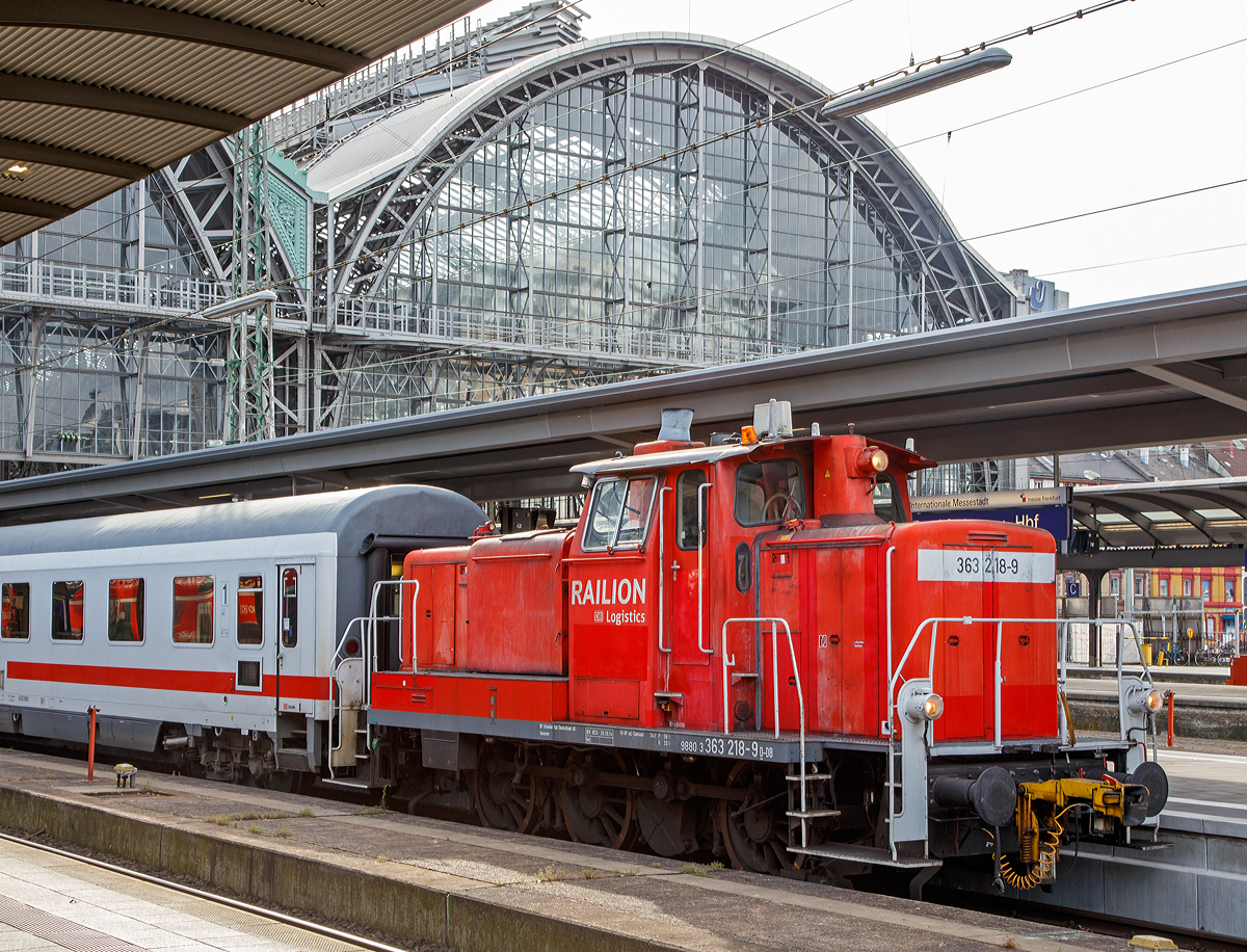 Die 363 218-9 (98 80 3363 218-9 D-DB) der DB Cargo Deutschland AG, ex DB 365 218-7, ex DB 361 218-1, ex DB 261 218-2, ex DB V 60 1218, zieht am 17.06.2016 einen IC-Wagenzug aus dem Hbf Frankfurt am Main in den Abstellbereich. 

Die Lok wurde 1963 bei Krupp unter der Fabriknummer 4630 gebaut und als V 60 1218 an die DB geliefert. Zum 01.01.1968 erfolgte die Umzeichnung in 261 218-2, zum 01.10.1987 wurde sie zur Kleinlok und somit zur 361 218-1. Im Jahr 1988 wurde sie mit Funkfernsteuerung ausgerüstet und in 365 218-7 umgezeichnet. Nach der Modernisierung 1998 (u.a. neuer Caterpillar-Dieselmotor CAT 3412E DI-TTA) erfolgte dann die letzte Umzeichnung in die heutige 363 218-9.