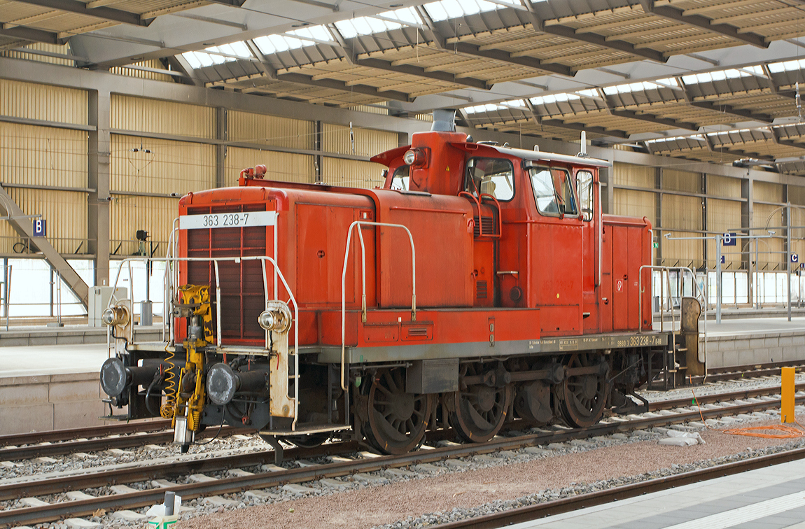 Die 363 238-7 der DB Schenker Rail Deutschland AG, ex DB 365 238-5, ex DB 361 238-9, ex DB 261 238-0 und ex V 60 1238, ist am 25.08.2013 im Hauptbahnhof Chemnitz abgestellt. 

Die V 60 der schweren Bauart wurde 1964 bei MaK in Kiel unter der Fabriknummer 600474 gebaut und als V 60 1238 an die Deutsche Bundesbahn geliefert. In Jahr 1968 erfolgte die Umzeichnung in 261 238-0, eine weitere Umzeichnung in 361 238-9 erfolgte 1987. Ein Umbau mit Einbau einer Funkfernsteuerungen und Umzeichnung in 365 238-52 erfolgte 1988. Im Jahr 2002 erfolgte eine Modernisierung durch die DB Fahrzeuginstandhaltung GmbH im Werk Chemnitz dabei bekam sie einen Caterpillar 12-Zylinder V-Motor CAT 3412E DI-TTA mit elektronischer Drehzahlregelung sowie u.a. eine neue Lichtmaschinen und Luftpresser, zudem erfolgte die Umzeichnung in 363 238-7.

Sie tr�gt nun die NVR-Nummer 98 80 3363 238-7 D-DB.

Technische Daten:
Achsanordnung:  C
H�chstgeschwindigkeit im Streckengang: 60 km/h
H�chstgeschwindigkeit im Rangiergang: 30 km/h
Nennleistung: 465 kW (632 PS)
Drehzahl: 1.800 U/min
Anfahrzugkraft:   117,6 kN
L�nge �ber Puffer:  10.450 mm
Gewicht:   53,0 t
Radsatzlast max:   16,7 t
Kraft�bertragung:  hydraulisch
Antriebsart:  Blindwelle-Stangen