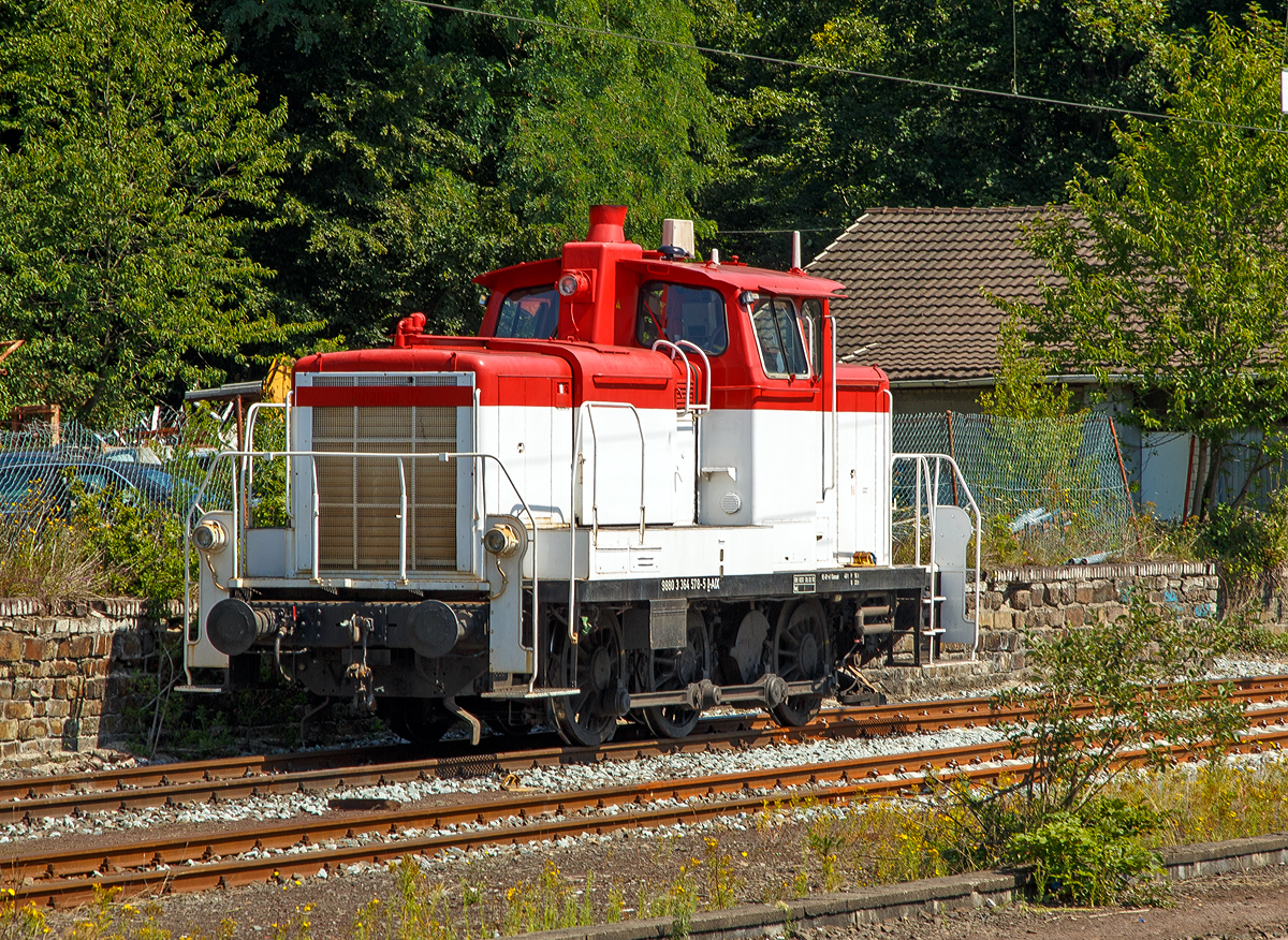 
Die 364 578-5 (98 80 3364 578-5 D-AIX) der AIXrail GmbH (Aachen), ex DB 364 578-5, ex DB 365 300-3, ex DB 360 578-9, ex DB 260 578-0 und ex DB V 60 578, abgestellt am 02.08.2015 beim Bahnhof Au / Sieg.

Die „leichte“ V 60 (leichte Bauart) wurde 1960 von Krupp unter Fabriknummer 4001 gebaut und als V 60 578 an Deutsche Bundesbahn ausgeliefert. Mit der Einf�hrung das EDV-Nummernschema erfolgte zum 01.01.1968 die Umzeichnung in DB 260 578-0. Im Jahr 1987 erhielt sie als erste  leichte  V 60 eine Funkfernsteuerung.

Die Baureihe wurde zudem 1987 als Kleinlok eingestuft und trug seitdem die Baureihenbezeichnung 360 bzw. 361, so wurde diese Lok in 360 578-9 umgezeichnet. Die Einstufung als Kleinlok sparte Personalkosten, da die Bundesbahn nun keine „Lokf�hrer“ mehr einsetzen musste, sondern „Kleinlokbediener“, deren Ausbildung g�nstiger war. 

Im Jahr 1988 wurde sie in 365 300-3 umbezeichnet und zum 01.01.1990 in 364 578-5, denn f�r die fernsteuerbaren Modelle der V60 (leichte Bauart) war nun die Baureihe 364 vorgesehen. Die Ausmusterung bei der DB bzw. Railion Deutschland AG erfolgte zum 28.10.2008. Weitere Stationen waren die Johann Walthelm GmbH (2009 – 2013) und Backer Bau (2013 – 13.01.2015), bis sie nun zum 14.01.2015 an die AIXrail GmbH (Aachen) ging.
