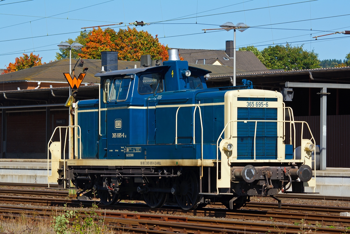 Die 365 695-6 der Aggerbahn (Andreas Voll e.K., Wiehl), ex DB V 60 695, ex DB 261 695-1 sowie ex DB 361 695-0, abgestellt am 29.09.2013 in Kreuztal.

Die V60 der schweren Bauart wurde 1960 von MaK unter der Fabriknummer 600284 gebaut und als V 60 695 an die DB geliefert, 1968 erfolgte die Umzeichnung in 261 695-1, eine weitere Umzeichnung in 361 695-0 erfolgte 1987. Ein Umbau mit Einbau einer Funkfernsteuerungen und Umzeichnung in 365 695-6 erfolgte 1989. Bis zur z-Stellung im Mai 2005 lief die Lok bei der DB bzw. Railion Deutschland AG, die endg�ltige Ausmusterung erfolgte dann am 12.02.2007. Ab 2008 war die Lok bei GK Lokservice GbR (Duisburg), bis sie 2012 zur Aggerbahn kam. Hier tr�gt sie nun auch die NVR-Nummer 98 80 3365 695-6 D AVOLL.