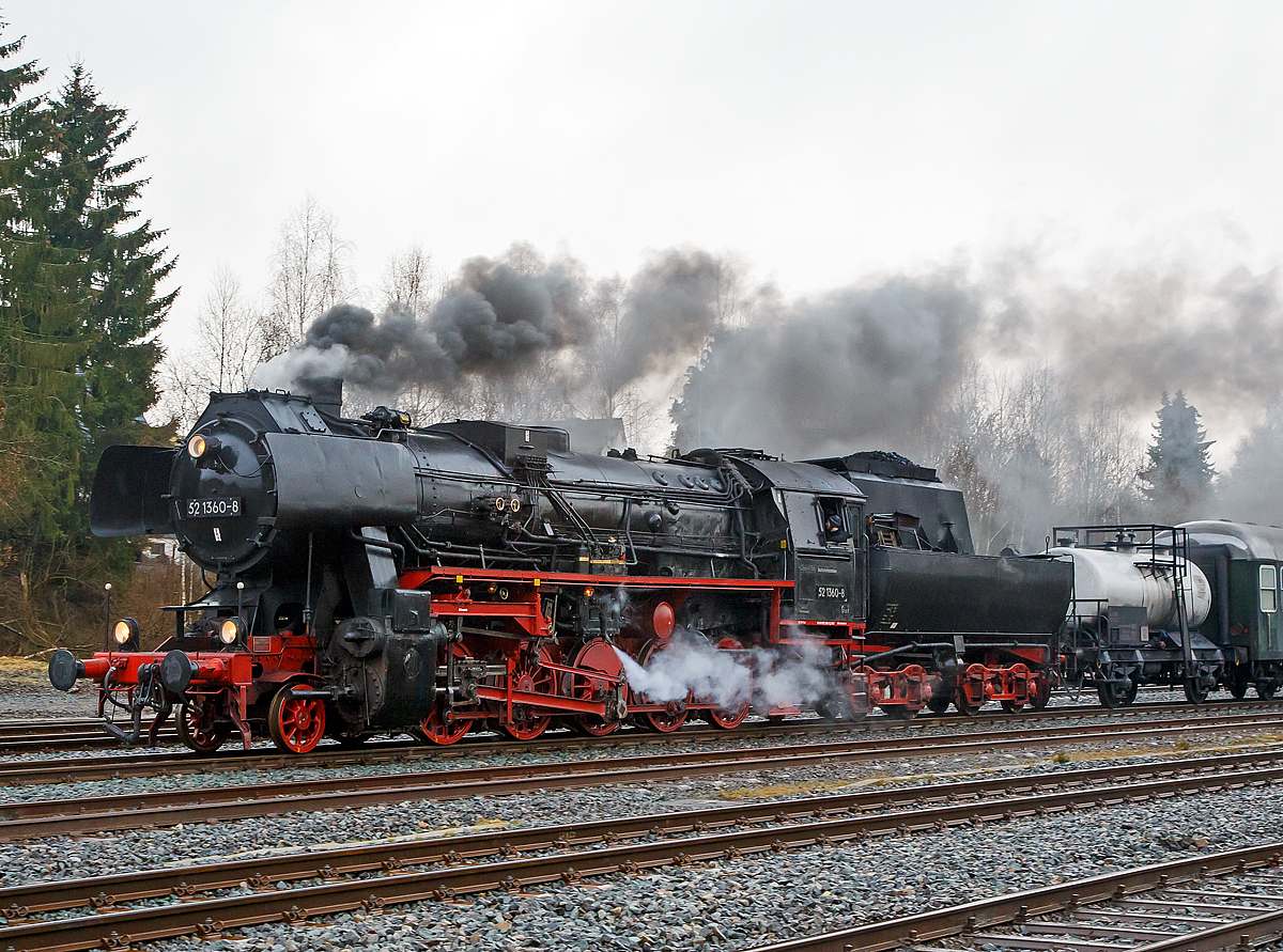 
Die 52 1360-8 bzw. 52 360  (90 80 0052 360-9 D-HEV) vom Verein zur F�rderung des Eisenbahnmuseums Vienenburg e.V.  mit dem Dampfsonderzug der Eisenbahnfreunde Treysa e.V., am 11.12.2016 auf der Nikolausfahrt von Biedenkopf nach Erndtebr�ck, erreicht nun den Bahnhof Erndtebr�ck.

Die Lok wurde 1943 von August Borsig Lokomotiv-Werke in Berlin unter der Fabriknummer 15457 gebaut. Sie ist noch eine der letzten drei Altbau 52er mit Generalreparierten Kessel der DR.