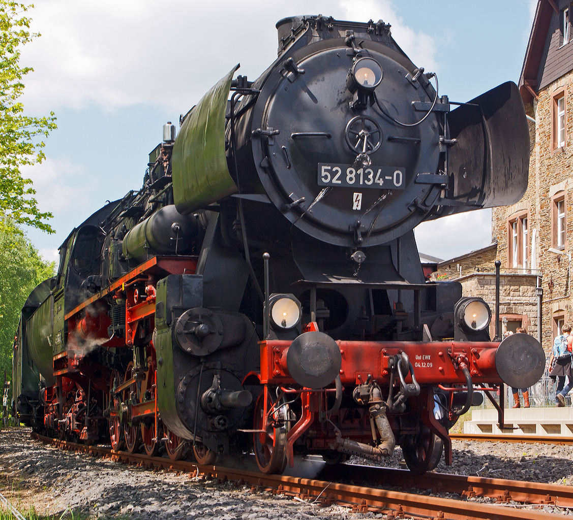 
Die 52 8134-0 der Eisenbahnfreunde Betzdorf im Bahnhof Ingelbach/Ww am 13.05.2012. Der Sonderzug verkehrte im  Zweistundentakt auf der Westerwald-Strecke Ingelbach - Altenkirchen - Neitersen.

Die Lok war, bedingt durch die Wiedervereinigung, eine der letzten Normalspurigen Dampfloks der DB. Zudem war sie als 052 134-4 eine der wenigen waren 52 der DB (BR 52.80). Sie wurde am 05.12.1994 z-gestellt und am 05.07.1995 bei der DBAG ausgemustert. Die Lok wurde 1965 aus der 1943 bei der Lokfabrik Wien-Floridsdorf (Fabriknummer 16591) gebauten 52 7138 rekonstruiert.
