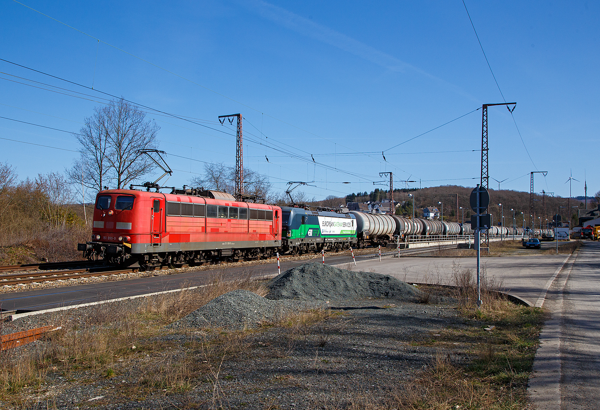 Die „alte Dame“ muss der modernen Vectron helfen...
Die an die DB Cargo AG vermietete Railpool 151 099-9 (91 80 6151 099-9 D-Rpool) schleppt die an die RTB CARGO vermietete Vectron MS 193 727 (91 80 6193 727-5 D-ELOC) der European Locomotive Leasing, mit ihrem einem laut Gefahrstoff-Nr. mit Ethanol beladenen Kesselwagenzug am Haken, am 30.03.2021 durch Rudersdorf (Kr. Siegen) über die Dillstrecke (KBS 445) in nördlicher Richtung. Die 193 727 war wohl liegengeblieben, denn zuvor kam es zu reichlichen Zugverspätungen.

Vielleicht reichte hier einfach die Leistung der Vectron nicht mehr aus, gefahren wurde hier im Vorspannbetrieb, beide Loks waren mit einem Lokführer besetzt und beide Lok hatten einen Stromabnehmer gehoben.
