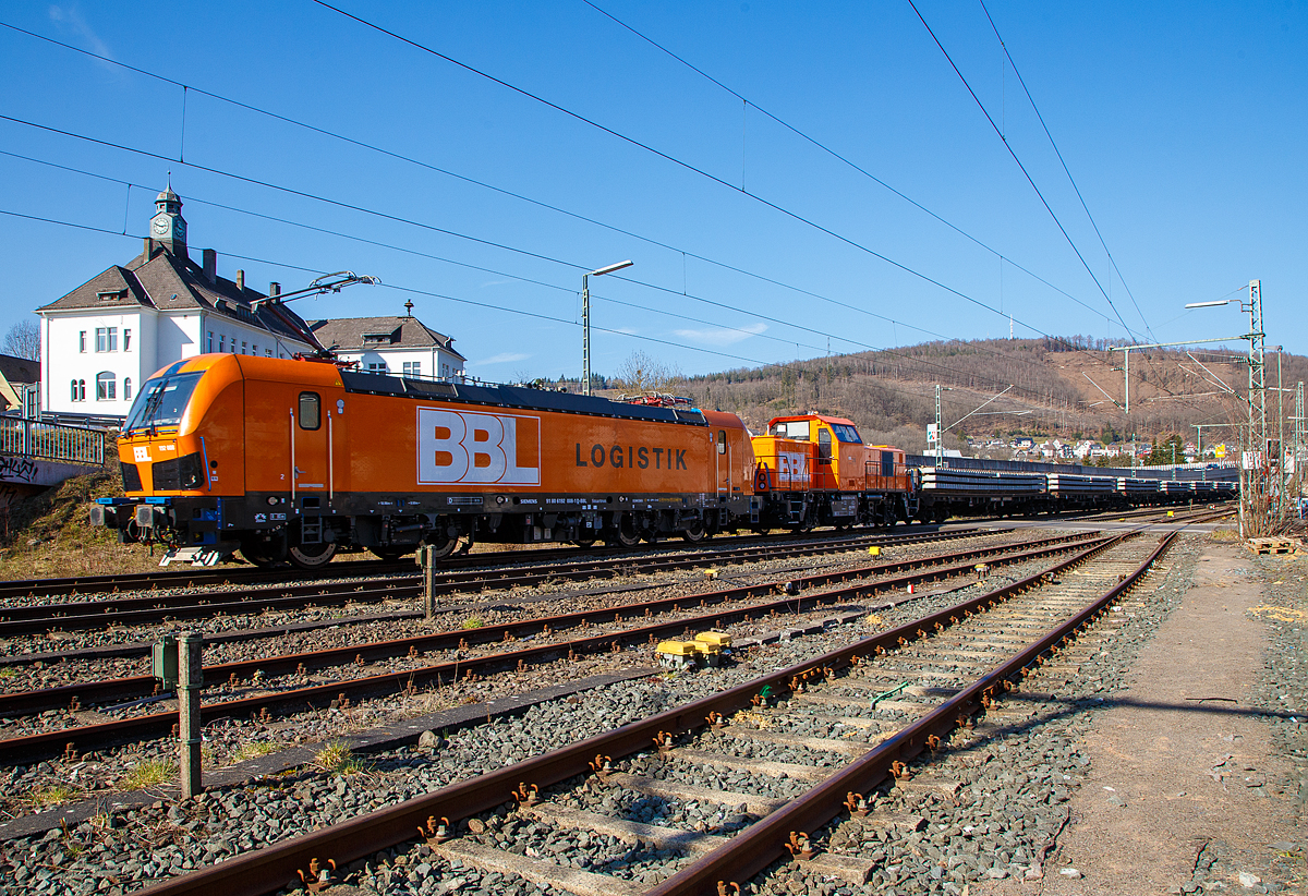 Die „Smartron“ 192 008-1 (91 80 6192 008-1 D-BBL) der BBL Logistik GmbH (Hannover) mit der Alstom H3-Hybrid BBL 28 (90 80 1002 036-4 D-BBL) und einem Schwellenzug (Oberbauwagen der Gattung Slps) am Haken, fährt am 24.03.2021 durch Niederschelden in Richtung Köln. Hier passiert der Zug gerade den Bü 343 (Km 112,183 der Siegstrecke KBS 460).

Die Siemens Smartron wurde 2019 von Siemens in München unter der Fabriknummer 22678 gebaut und an die BBL Logistik geliefert.

Die Alstom H3-Hybrid wurde 2020 von ALSTOM Lokomotiven Service GmbH in Stendal unter der Fabriknummer H3-00036 gebaut und an die BBL Logistik geliefert. Die Alstom H3-Hybrid wird in vier Varianten angeboten, in welcher diese ist kann ich nicht sagen.

Als vorkonfigurierte Maschine ist die neue Lokomotive für den Güterverkehr in Deutschland konzipiert und ermöglicht nach Herstellerangaben den Kunden einen kosteneffizienten Betrieb bei hoher Betriebssicherheit. Der Smartron ist als Standard-Lokomotive für Deutschland gedacht und hat die Zulassung für Deutschland bereits erhalten. Die Loks sind ab sofort bestellbar. Sieben Loks wurden bereits gebaut und ausgeliefert, diese hier (192 002-4) steht für Probefahrten und Vorführungszwecke zur Verfügung.

Der Smartron basiert in reduzierter Form auf bewährten Komponenten des Vectron, die ihre Zuverlässigkeit bereits in über 100 Millionen Betriebskilometern bewiesen haben, sie ist als Standard-Lokomotive für Deutschland gedacht. Der Smartron verfügt über eine Leistung von 5.600 kW und erreicht eine maximale Geschwindigkeit von 140 km/h. Der Smartron ist für das 15 kV AC Spannungssystem ausgelegt und mit dem Zugsicherungssystem PZB/LZB ausgerüstet. Die Doppeltraktion über TMC, Artrein, mit Vectron und ES64F4 ist möglich.

TECHNISCHE DATEN, des Smartron – BR 192
Spurweite: 1.435 mm
Achsformel: Bo'Bo'
Länge über Puffer: 18.980 mm
Drehzapfenabstand: 9.500 mm
Achsabstand im Drehgestell: 3.000 mm
Breite: 3.012 mm
Höhe:  4.248 mm
Raddurchmesser :  1.250 mm (neu) / 1.160 mm (abgenutzt)
Gewicht:  83 t
Spannungssysteme: 15 kV, 16,7 Hz u
Max. Leistung am Rad:  6.400 kW
Höchstgeschwindigkeit:140 km/h
Anfahrzugskraft:  300 kN
Dauerzugkraft:  250 kN