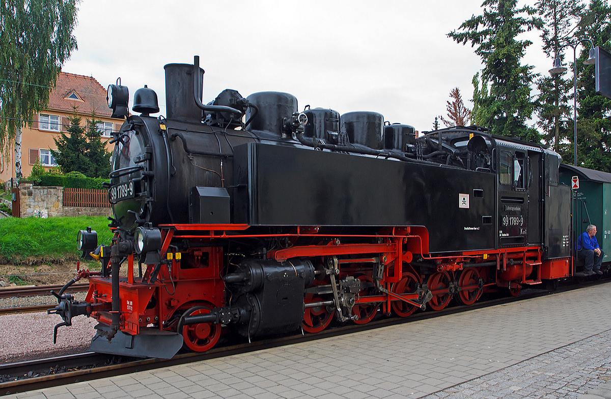 
Die 99 1789-9 (ex DR 099 753-6, ex DR 99 789) der Lößnitzgrundbahn am 27.08.2013 im Bahnhof Moritzburg. 

Die 750mm-Neubaulokomotive der Baureihe 99.77-79 (VII K Neubau) wurde 1952 von LKM in Babelsberg gebaut.