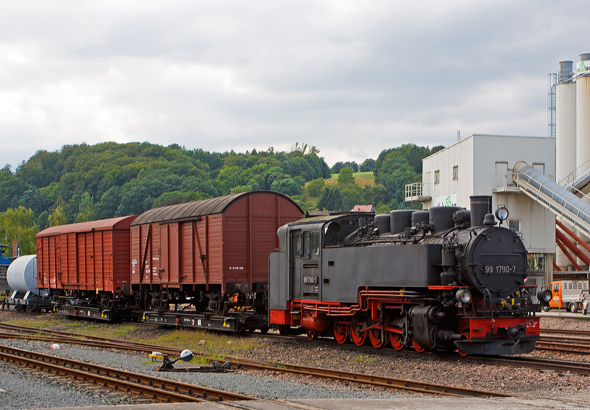 Die 99 1790-7  der Wei�eritztalbahn, ex DB 099 754-4, ex DR 099 754-4, ex DR 99 790, mit auf schmalspur Rollwagen verladenen normalspur gedeckte G�terwagen, abgestellt bzw. ausgestellt am 26.08.2013 in Freital-Hainsberg.


Die 750mm DR Neubaulok der Baureihe 99.77–79 (s�chsische VII K Neubau) wurde 1956 vom VEB Lokomotivbau Karl Marx in Babelsberg (LKM) unter der 132031 gebaut und als 99 790 an die DR geliefert, 1996 wurde sie als 099 754-4 in Radebeul-Ost ausgemustert.

Neben der Baureihe 99.73–76 (s�chsische VII K Altbau) geh�ren diese Lokomotiven mit 600 PS (441 KW)Leistung zu den Leistungsst�rksten Loks der Spurweite 750 mm.
