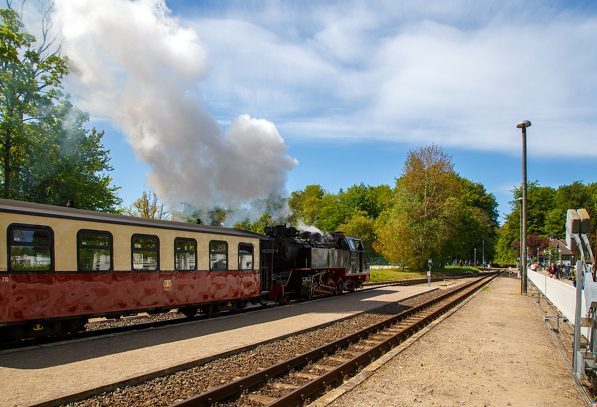 Die 99 2322-8 der Mecklenburgischen B�derbahn Molli verl�sst am 15.05.2022 mit dem MBB Dampfzug (von Bad Doberan nach K�hlungsborn-West) den Bahnhof Heiligendamm.

Die 900 mm-Schmalspur-Dampflok der DR-Baureihe 99.32 wurde1932 von O&K (Orenstein & Koppel, Berlin) unter der Fabriknummer 12401 gebaut und an die DRG - Deutsche Reichsbahn-Gesellschaft als 99 322, f�r die B�derbahn Bad Doberan–K�hlungsborn, geliefert.

Lebenslauf
1932  bis 1970 DRG, DRB bzw. DR 99 322
01.06.1970 Umzeichnung in DR 99 2322-8 
01.01.1992 Umzeichnung in DR 099 902-9
01.01.1994 DB 099 902-9 
Seit dem 04.10.1995 Mecklenburgische B�derbahn Molli GmbH, Bad Doberan MBB 99 2322-8