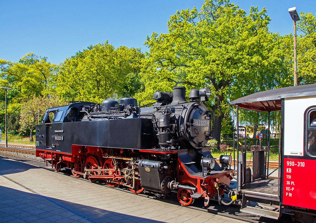 Die 99 2322-8 der Mecklenburgischen Bäderbahn Molli steht am 15.05.2022 mit dem MBB Dampfzug nach Kühlungsborn-West im Bahnhof Bad Doberan zur Abfahrt bereit. Der Zug wird auch als RB 31 „Bäderbahn Molli“ geführt, z.Z. (im Juni, Juli und August 2022) gilt auch bei der Mecklenburgischen Bäderbahn Molli das bundesweite 9-Euro-Ticket!

Die 900 mm-Schmalspur-Dampflok der DR-Baureihe 99.32 wurde1932 von O&K - Orenstein & Koppel AG in Berlin-Drewitz unter der Fabriknummer 12401 gebaut und an die DRG - Deutsche Reichsbahn-Gesellschaft als DR 99 322, für die Bäderbahn Bad Doberan–Kühlungsborn, geliefert.

Lebenslauf
1932  bis 1970 DRG, DRB bzw. DR 99 322
01.06.1970 Umzeichnung in DR 99 2322-8 
01.01.1992 Umzeichnung in DR 099 902-9
01.01.1994 DB 099 902-9 
Seit dem 04.10.1995 Mecklenburgische Bäderbahn Molli GmbH, Bad Doberan MBB 99 2322-8

Die Fahrzeuge der Baureihe 99.32 der Deutschen Reichsbahn sind nach den Einheitsgrundsätzen gebaute Schmalspur-Lokomotiven für die Spurweite von 900 mm. Die 1932 für die Bäderbahn Bad Doberan - Kühlungsborn beschafften drei Lokomotiven sind bis heute im Einsatz und werden durch eine 2009 von dem Dampflokwerk Meiningen nachgebaute Lokomotive dabei ergänzt.

Das steigende Verkehrsaufkommen auf der Bahnstrecke zwischen Bad Doberan und Kühlungsborn führte die 1923 beschafften Lokomotiven der Baureihe 99.31 an ihre Leistungsgrenze. Die Deutsche Reichsbahn bestellte deshalb bei Orenstein & Koppel drei Lokomotiven der Bauart 1'D1' h2 zur Erweiterung des Fahrzeugparks. Dabei sollte sich das Unternehmen bei der Konstruktion an die Baugrundsätze und Normen der Einheitslokomotiven orientieren. Ursprünglich waren die Lokomotiven im Typen-Programm nicht vorgesehen. Die Verwendung vieler standardisierter Baugruppen erlaubt jedoch die Verwendung des Begriffs Einheitslokomotive. Die drei Lokomotiven wurden 1932 ausgeliefert. Zur Verkürzung der Reisezeit wurden die Fahrzeuge für eine Geschwindigkeit von 50 km/h ausgelegt. Damit sind sie neben der NWE Nr. 21 (HSB 99 6001) die einzigen deutschen Schmalspurdampflokomotiven mit einer solchen Höchstgeschwindigkeit.

Mit der Einführung der EDV-Nummern erhielten die Lokomotiven 1970 die neue Loknummern 99 2321-0, 99 2322-8 und 99 2323-6. In der Mitte 1970er Jahre erhielten die 99 2322 und 99 2323 geschweißte Stahlzylinder statt der abgenutzten Graugusszylinder. Bei der 99 2321 erfolgte der Tausch Ende der 1980er Jahre. Mit der Einführung des Nummernschemas der Deutschen Bundesbahn zum 1. Januar 1992 erhielten die Lokomotiven die Betriebsnummern 099 901-1, 099 902-9 und 099 903-7. Mit der Betriebsübernahme der Mecklenburgischen Bäderbahn Molli GmbH & Co. KG zum 1. Oktober 1995 kamen die Lokomotiven zu dieser Gesellschaft und erhielten ihre vorherigen EDV-Nummern zurück.

Zwischen 1994 und 1997 wurden alle Lokomotiven im Dampflokwerk Meiningen einer Generalinstandsetzung unterzogen. Dabei erhielten die Lokomotiven geschweißte Kessel, neue Wasserkästen und Radreifen. Bei der Hauptuntersuchung im Zeitraum 2003 bis 2006 erhielten die Lokomotiven neue geschweißte Blechrahmen. An der 99 2322-6 erprobte man von 2003 bis 2006 Rollenachslager. Diese bewährten sich jedoch nicht.

Da die noch betriebsfähige Lokomotive der Baureihe 99.33 (99 331) den Anforderungen des Sommerfahrplans nicht gewachsen ist, aber eine weitere leistungsfähige Lok benötigt wurde, entschloss man sich, eine Lokomotive der Baureihe 99.32 auf der Basis der bisherigen konstruktiven Verbesserungen nachzubauen. Die im Dampflokwerk Meiningen hergestellte Lokomotive 99 2324-4 wurde 2009 in Dienst gestellt.

Konstruktive Merkmale:
Abweichend von den Bauprinzipien der Einheitslokomotiven verfügten die Lokomotiven über einen genieteten Blechrahmen mit Längs- und Querversteifungen statt eines Barrenrahmens. Seit der von 2003 bis 2006 durchgeführten Hauptuntersuchung besitzen die Lokomotiven einen geschweißten Blechrahmen.

Der genietete Langkessel besteht aus zwei Schüssen. Der Dampfdom mit dem Schmidt & Wagner-Nassdampfregler sitzt auf dem zweiten Schuss, während der Sandkasten auf dem ersten sitzt. Der für Nass- und Heißdampf getrennte Dampfsammelkasten befindet sich in der Rauchkammer. Beim Rauchrohrüberhitzer verwendet man einen ungewöhnlichen Rohrspiegel. Vier Heizrohren stehen 69 Rauchrohre gegenüber. Die Ackermann-Sicherheitsventile sitzen auf dem Stehkesselscheitel. 1994 bis 1997 erhielten die Lokomotiven neu konstruierte geschweißte Stahlkessel.

Das außenliegende waagerecht angeordnete Zweizylinder-Heißdampftriebwerk arbeitet auf die dritte Kuppelachse. Die ursprünglichen Graugusszylinder wurden ab Mitte der 1970er Jahre durch geschweißte Stahlzylinder ersetzt. Die außenliegende Heusinger-Steuerung besitzt eine Kuhnsche Schleife. Die ursprünglichen Regelkolbenschieber wurden später durch Müller-Druckausgleich-Kolbenschieber ersetzt. Heute kommen Trofimoff-Schieber der Bauart Görlitz zur Anwendung.

Das Laufwerk ist an vier Punkten abgestützt. Die Blattfederpakete der Kuppelradsätze liegen unterhalb der Achslager. Die Laufradsätze werden oberhalb der Achslager abgefedert. Die Federn der beiden äußeren Radsätze sowie des benachbarten Laufradsatzes sind jeweils durch Ausgleichshebel verbunden. Die Laufradsätze sind als Bisselachsen mit 20 mm Seitenverschiebbarkeit ausgelegt. Die dritte Kuppelachse hat eine Spurkranzschwächung.

Als Lokomotivbremse dient eine Knorr-Zweikammer-Druckluftbremse. Alle Kuppelräder werden von vorn gebremst. Die Luftpumpe befindet sich rechts neben der Rauchkammer. Die Luftbehälter befinden sich auf beiden Seiten unter dem hinteren Wasserkasten.

Die Borsig-Druckluftsandeinrichtung sandet bei Vorwärtsfahrt die ersten beiden Radsätze und bei Rückwärtsfahrt die zweite und dritte Achse. Zur besseren Sicherung der Zugfahrt verfügten die Maschinen über ein Knorr-Druckluftläutewerk vor dem Schornstein und auf dem Kohlekasten. Wegen Lärmbeschwerden der Anwohner bei der Stadtdurchfahrt von Bad Doberan wurde das hintere Läutewerk später entfernt. Ein Dampfturbogenerator hinter dem Schornstein erzeugt eine Leistung von 5 kW bei 85 V. Die Lokomotive verfügt über eine Dampfheizungsanlage.

Das Kesselwasser ist in Wasserkästen vor dem Führerhaus entlang des Langkessels untergebracht. Der Kohlevorrat befindet sich in einem Kohlekasten hinter dem Führerhaus.

Auf Grund des eingeschränkten Lichtraumprofils musste der obere Teil des Führerhauses stark abgeschrägt werden.

TECHNISCHE DATEN:
Anzahl:  4
Hersteller: Orenstein & Koppel, DLW Meiningen
Baujahre: 1932, 2008
Bauart: 1’D1’ h2t
Gattung: K 46.8
Spurweite:  900 mm
Länge über Puffer: 10.595 mm
Höhe: 3.400 mm
Gesamtradstand: 8.075 mm
Leergewicht: 35,15 t
Dienstgewicht: 43,68 t
Höchstgeschwindigkeit: 50 km/h
Indizierte Leistung: 460 PSi / 338 kW
Anfahrzugkraft: 59,33 kN
Kuppelraddurchmesser: 1.100 mm
Laufraddurchmesser: 550 mm (vorn und hinten)
Steuerungsart:  Heusinger außenliegend
Zylinderanzahl:  2
Zylinderdurchmesser: 380 mm
Kolbenhub: 550 mm
Kesselüberdruck: 14 bar
Anzahl der Heizrohre: 4
Anzahl der Rauchrohre: 69
Heizrohrlänge: 3.500 mm
Rostfläche: 1,60 m²
Strahlungsheizfläche: 5,80 m²
Rohrheizfläche: 54,74 m²
Überhitzerfläche: 30,60 m²
Verdampfungsheizfläche: 60,54 m²
Wasservorrat: 4,25 m³
Brennstoffvorrat: 1,7 t Kohle
Lokbremse: Knorr-Zweikammer-Druckluftbremse
Zugheizung: Dampf