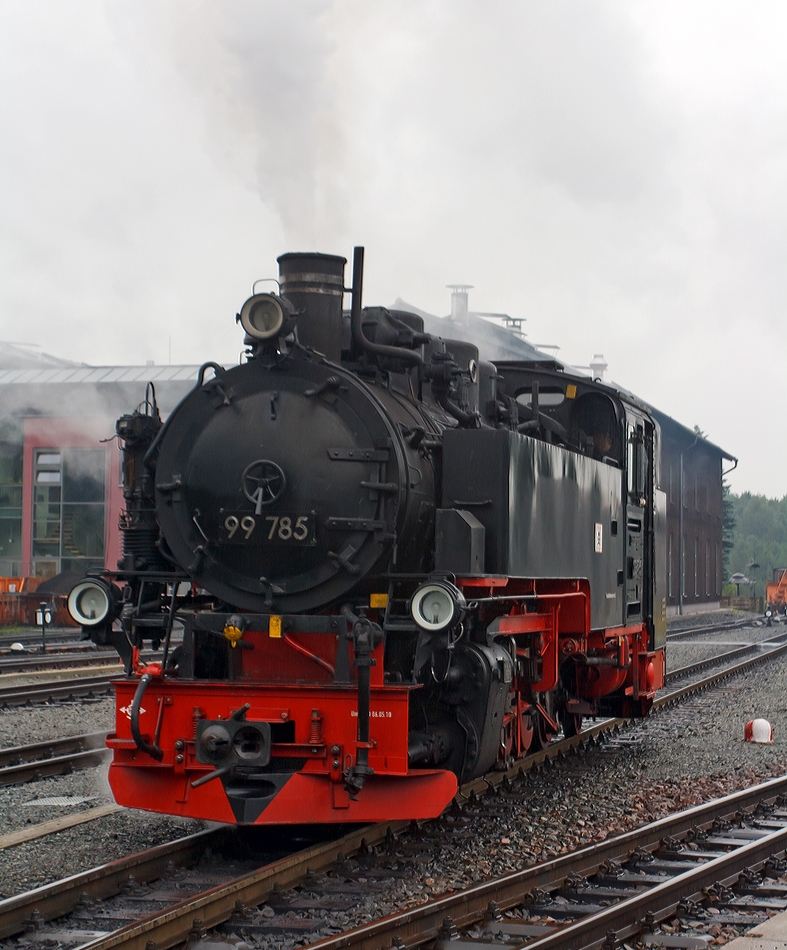 Die 99 785 der Fichtelbergbahn (ex DB 099 749-4, ex DR 99 1785-7) am 25.08.2013 beim Umsetzen in Oberwiesenthal. 

Diese Lok der Baureihe 99.77–79 (s�chsische VII K Neubau) wurde 1953 bei VEB Lokomotivbau Karl Marx, Babelsberg (vormals O&K) unter der Fabriknummer 32026 gebaut, 1992 erfolgte eine Rekonstruktion im Raw Meiningen (mit Kessel-Nr. 1476 und Rahmen-Nr. 12).  Neben der Baureihe 99.73–76 (s�chsische VII K Altbau) geh�ren diese Lokomotiven mit 600 PS (441 KW)Leistung zu den Leistungsst�rksten Loks der Spurweite 750 mm.

Technische Merkmale:
Entsprechend den damals modernen Baugrunds�tzen sind die Lokomotiven komplette Schwei�konstruktionen. �u�erlich auff�llige Unterschiede zur Vorg�ngerbaureihe 99.73-76 sind der fehlende Vorw�rmer mit Kolbenspeisepumpe und die den F�hrerstand vollst�ndig abschlie�enden hohen T�ren.
Im Unterschied zum Barrenrahmen der 99.73–76 erhielten die Maschinen einen 30 mm starken Blechrahmen, wie er sich schon bei der Baureihe 52 bew�hrt hatte.

Wie auch bei der Einheitslok ist die dritte Kuppelachse Treibachse und die Laufachsen werden in Bisselgestellen mit � 120 mm Seitenverschiebbarkeit gef�hrt.  Die erste, dritte und f�nfte Kuppelachse sind fest im Rahmen gelagert, die zweite und vierte sind � 24 mm seitenverschiebbar und die Treibachse ist spurkranzlos. Daraus ergibt sich ein fester Achsstand von 4000 mm.

Die Fahrzeuge f�hren 5,8 m� Wasser und 3,6 Tonnen Kohle mit. Unterschiedlich sind die Lichtmaschinen. Die Maschinen auf R�gen sind mit Einheitsturbogeneratoren mit 0,5 kW Leistung ausger�stet. In Sachsen, wo die gesamte Energie f�r den Wagenzug von der Lok erzeugt wird, werden deutlich gr��ere Lichtmaschinen mit einer Leistung von 10 kW verwendet.

Technische Daten:
Bauart:  1’E1’ h2t
Gattung:  K 57.9
Spurweite:  750 mm
L�nge �ber Kupplung:  11.300 mm
L�nge:  10.000 mm
H�he:  3.550 mm
Fester Radstand:  4.000 mm
Gesamtradstand:  7.600 mm
Kleinster bef. Halbmesser:  50 m
Leermasse:  41,5 t
Dienstmasse:  55,0 t
Reibungsmasse:  45,0 t
Radsatzfahrmasse:  9,0 t
H�chstgeschwindigkeit:  30 km/h
Indizierte Leistung:  441 kW (600 PS)
Treibraddurchmesser:  800 mm
Laufraddurchmesser:  550 mm
Steuerungsart:  Heusinger
Zylinderanzahl:  2
Zylinderdurchmesser:  450 mm
Kolbenhub:  400 mm
Kessel�berdruck:  14 bar
Anzahl der Heizrohre:  92
Anzahl der Rauchrohre:  28
Heizrohrl�nge:  3200 mm
Rostfl�che:  2,57 m�
Strahlungsheizfl�che:  8,50 m�
Rohrheizfl�che:  68,40 m�
�berhitzerfl�che:  28,80 m�
Verdampfungsheizfl�che:  76,90 m�
Wasservorrat:  5,8 m�
Brennstoffvorrat:  3,6 t Kohle
Lokbremse:  Knorr-Druckluftbremse (urspr�nglich saugluftgesteuert) mit Zusatzbremse
Zugbremse:  Hardy-Saugluftbremse, K�rting-Saugluftbremse, Knorr-Druckluftbremse
Zugheizung:  Dampf
Kupplungstyp:  Scharfenbergkupplung, auf R�gen und bei der Trusebahn Ausgleichskupplung
