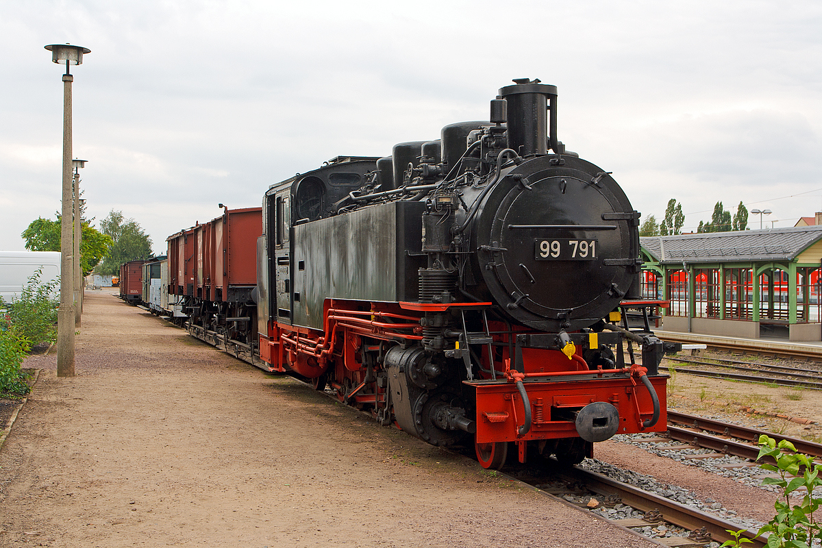 Die 99 791 der Traditionsbahn Radebeul e. V, ex DB 099 755-1, ex DR 099 755-1, ex DR 99 1791-5 sowie ex DR 99 791, als Denkmal mit Museumszug abgestellt am 27.08.2013 bei Schmalspur-Bahnhof Radebeul Ost (L��nitzgrundbahn).

Die s�chs. VII K  Neubaulok (Baureihe 99.77–79 der Deutschen Reichsbahn) wurde 1956 bei LKM (VEB Lokomotivbau Karl Marx Babelsberg) unter der Fabriknummer 132032 gebaut, am 24.01.1957 war die Probefahrt (Hainsberg - Malter) und es erfolgte am gleichen Tag die Abnahme. Die Ausmusterung der Lok (nun DB 099 755-1) erfolgte am 08.02.1994 durch die DB AG, im Jahr 2000 ging sie als Eigentum an den Verein Traditionsbahn Radebeul. 

Diese Neubaulokomotiven der Bauart 1'E1'-h2t (Gattung  K 57.9) geh�ren mit 600 PS (441 kW) Leistung, neben der Baureihe 99.73–76 (s�chsische VII K Altbau) zu den Leistungsst�rksten Loks der Spurweite 750 mm. Mit einem Dienstgewicht von 55 t haben sie eine H�chstgeschwindigkeit  30 km/h.