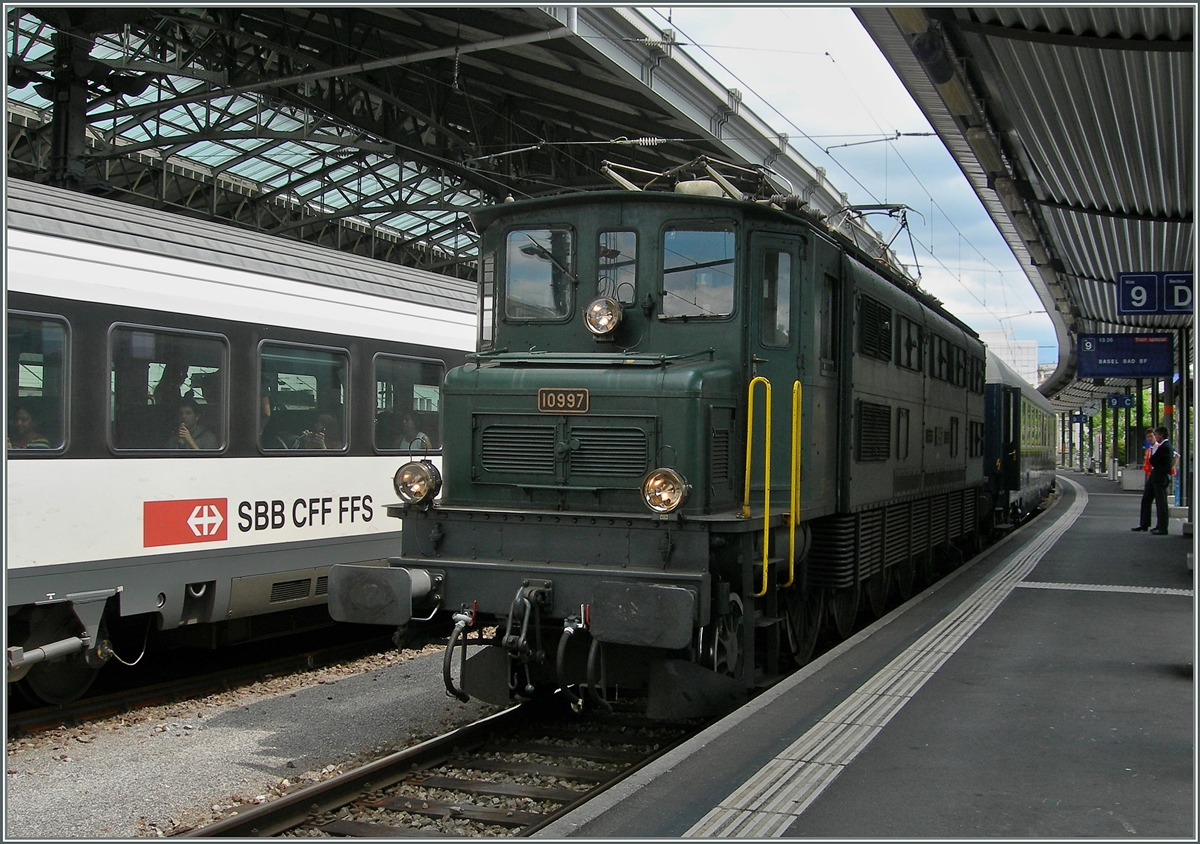 Die Ae 4/7 10997 mit dem nur aus einem Wagen bestehenden Sonderzug um  Tatoo -Vorstellung in Basel wartet in Lausanne auf die Abfahrt. 
25. Juli 2015