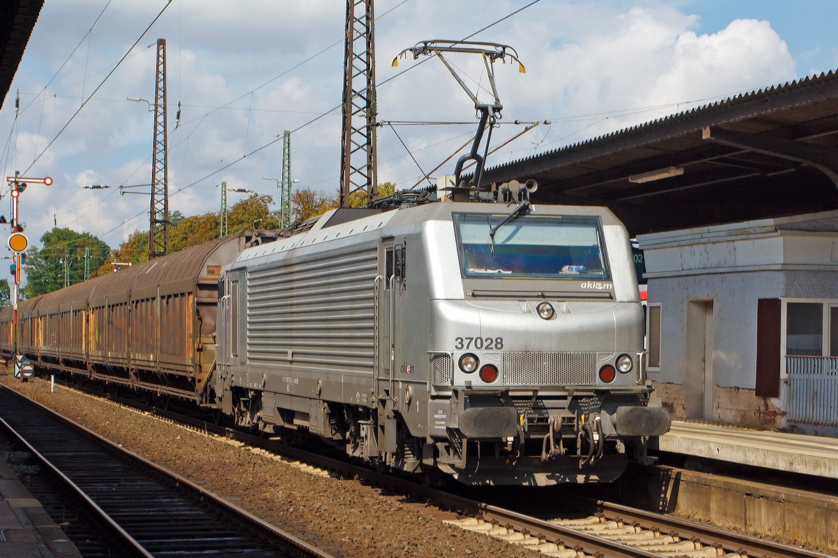 
Die akiem 37028 (91 87 0037 028-4 F-AKIEM), ex SNCF Fret 437028, f�hrt am 27.08.2014 mit einem G�terzug durch den Hbf Hanau in Richtung S�den. 

Die Alstom Prima 3U15 wurde 2004 von Alstom unter der Fabriknummer FRET T 028 gebaut und an die Fret SNCF geliefert, 2008 ging sie dann an die AKIEM S.A.S.. 

Die franz�sische Leasinggesellschaft f�r Lokomotiven AKIEM ist eine Tochtergesellschaft der SNCF, sie ist neben der MRCE Dispolok der f�hrende Vermieter von Lokomotiven auf dem kontinentaleurop�ischen Bahnmarkt.


Die BB 37000 / 37500 ist eine elektrische Lokomotive aus der Prima Familie von Alstom. Sie ist auf den Franz�sischen, Deutschen und Schweizerischen Netzen, mit 1,5 kV Gleichstrom, 15 kV 16,7 Hz und 25 kV 50 Hz Wechselstom betriebsf�hig. Ausgestattet mit statischen IGBT Stromrichter und Asynchronfahrmotoren, hat die Lokomotive eine Dauerleistung von 4200 kW und kann eine Anfahrzugkraft von 320 kN aufbringen.
Die AKIEM hat 68 dieser Loks im Bestand.

Technische Daten:
Spurweite: 1.435 mm (Normalspur)
Achsformel: Bo’Bo’
Lichtraumprofil: UIC 505-1
L�nge �ber Puffer: 19.720 mm
Drehzapfenabstand: 10.600 mm
Achsabstand im Drehgestell: 2.600 mm
Raddurchmesser (neu): 1.150 mm
H�he: 4.310 mm
Breite: 2.857 mm
Dienstgewicht: 89 t
Achslast: 22,25 t
H�chstgeschwindigkeit: 140 km/h (F) / 120 km/h (D)
Dauerleistung: 4.200 kW
Anfahrzugkraft: 320 kN
Dauerzugkraft: 250 kN bei 57 km/h
Stromsysteme: 1,5 kV= / 25 kV, 50 Hz AC sowie 15 kV, 16,7 Hz AC
Anzahl der Fahrmotoren: 4  Asynchronmotoren
Elektrische Bremse: Nutzbremse / Widerstandbremse 2600 kW
Zulassungen: Frankreich, Deutschland, Schweiz
Zugsicherung: KVB, RPS, GSMR Zugfunk, 
PZB, LZB (Deutschland)
ZUB, Signum (Schweiz)
Mehrfachtraktion:  ja