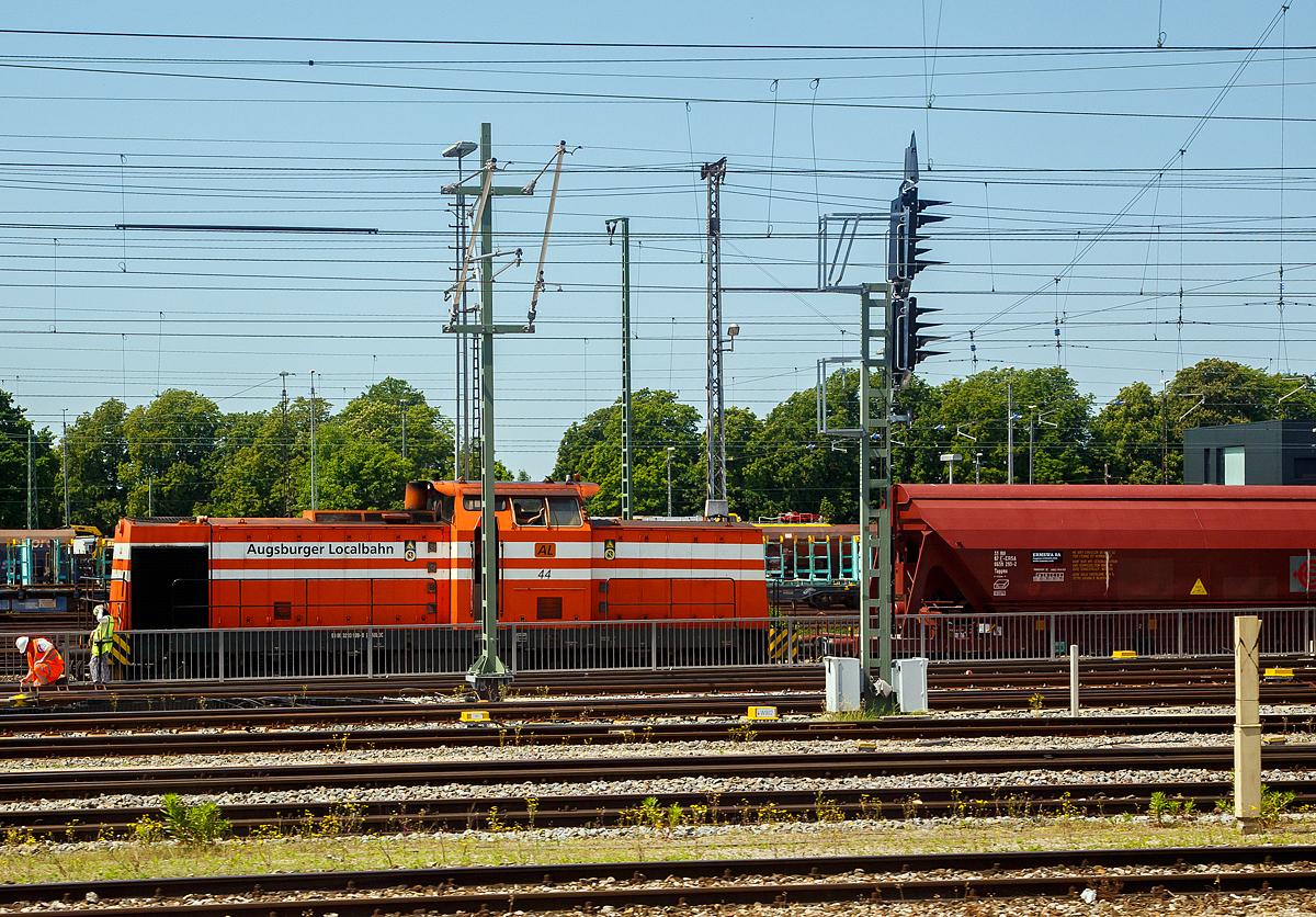 Die AL 44 bzw. 293 908-0 (98 80 3293 908-0 D-AULOC) der Augsburger Localbahn GmbH steht am 04.06.2019 mit einem G�terzug beim Hbf Augsburg (aufgenommen aus einem Zug). 

Die Lok wurde 2001 von ABB Daimler Benz Transportation (ADtranz) gem�� dem Umbaukonzept Baureihe 293 aus einer V 100 ost unter der Fabriknummer 72580 umgebaut bzw. modernisiert und an die Augsburger Localbahn geliefert. Da das Spenderfahrzeug f�r diese Lok nicht bekannt ist, erhielt sie die neue Fabriknummer und ein neues Betriebsbuch. 
