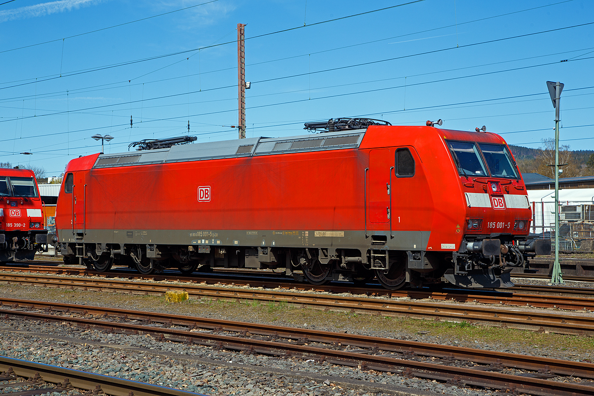 Die allererste der Baureihe 185 (TRAXX F140 AC1)....
Die 185 001-5 (91 80 6185 001-5 D-DB) der DB Cargo AG ist 17.04.2022 in Kreuztal abgestellt.

Die TRAXX F140 AC wurde 2000 von DaimlerChrysler Rail Systems (Adtranz) in Kassel unter der Fabriknummer 33398 gebaut. Die Abnahme durch die DB Cargo erfolgte erst Anfang Dezember 2002.

Auf Grund der wachsenden internationalen Aktivitäten von DB Cargo wurde für neue elektrische Güterzuglokomotiven Zweisystemfähigkeit für den Einsatz mit 25 Kilovolt bei 50 Hertz gefordert, um mit den Lokomotiven auch Frankreich, Luxemburg und Dänemark anfahren zu können. Die bestehende Option auf weitere Lokomotiven der Baureihe 145 wurde daher entsprechend abgewandelt wahrgenommen.

Im Januar 2000 konnte der Hersteller Adtranz (ab 2001 Bombardier) mit der 185 001 das erste Exemplar einer Mehrsystemvariante der Baureihe 145 präsentieren. Technisch sind die 185er eine Weiterentwicklung der BR145, auch flossen Erkenntnisse aus der Entwicklung der Baureihe 146 in die Lokomotiven mit ein. Insgesamt wurden 405 Lokomotiven der Baureihe 185 (200 F140 AC1 sowie 205 F140 AC2) beschafft, wodurch diese die derzeit am häufigsten im deutschen Eisenbahnnetz anzutreffende Elektrolokomotive ist. Mit ihr wurden vor allem die alten Lokomotiven der Baureihe 140 ersetzt. Der Stückpreis einer Lokomotive der Baureihe 185 betrug im Jahr 2000 circa 4,85 Millionen DM (rund 2,5 Millionen Euro).

TECHNISCHE DATEN: 
Spurweite: 1.435 mm
Achsformel:  Bo’Bo’
Länge über Puffer:  18.900 mm
Höchstgeschwindigkeit: 140 km/h (Eigen / Geschleppt)
größte Anfahrzugkraft: 300 kN
Dauerzugkraft: 265 kN (bis 57 km/h)
Nennleistung (Dauerleistung): 5.600 kW
Wirkungsgrad: 82,5% bei 2,1 MW und 93 km/h
Gesamtgewicht:	82 t
Mittlere Radsatzlast: 	20,5 t
Fahrzeugbegrenzung: 	UIC 505-1 / EBO G1
Länge über Puffer: 18.900 mm
Größte Breite: 2.978 mm
Gesamtradsatzstand: 13.000 mm
Achsabstand im Drehgestell: 2.600 mm
Laufkreisdurchmesser: 1.250 mm (neu) / 1.170 mm (abgenuzt)
Kleinster befahrbarer Gleisbogen: R =100 m
Geeignet für Ablaufberg:	ja
Bremse Kurzbezeichnung: KE-GPR-EmZ / D [ep]
Bremskraftübertragung :Scheiben
Feststellbremse: Federspeicher
Dynamische Bremse:	Netzbremse, 
Druckluftanlage Fördermenge und Druck: 144 m³/h; 10 bar
Antriebsart : Tatzlager
Übersetzung:  22 : 115
Zug- u. Stoßeinrichtung: Schraubkupplung
Zulässige Zugkraft / Druckkraft 	600 kN / 2 x 650 kN
Oberleitungsspannung: 15 kV; 16,7 Hz und 25 kV; 50 Hz
Anzahl und Typ der Stromabnehmer: 2 x DSA 200, 2 x SBB
Fahrmotoren: Anzahl und Typ: 4 x BAZu 8871/4
Spannung: 1.870 V
Höchstdrehzahl: 3.320 U/min
Gewicht eines Motors 	2.050 kg
Kühlung: fremd
Antrieb: Drehstrom-Asynchron

