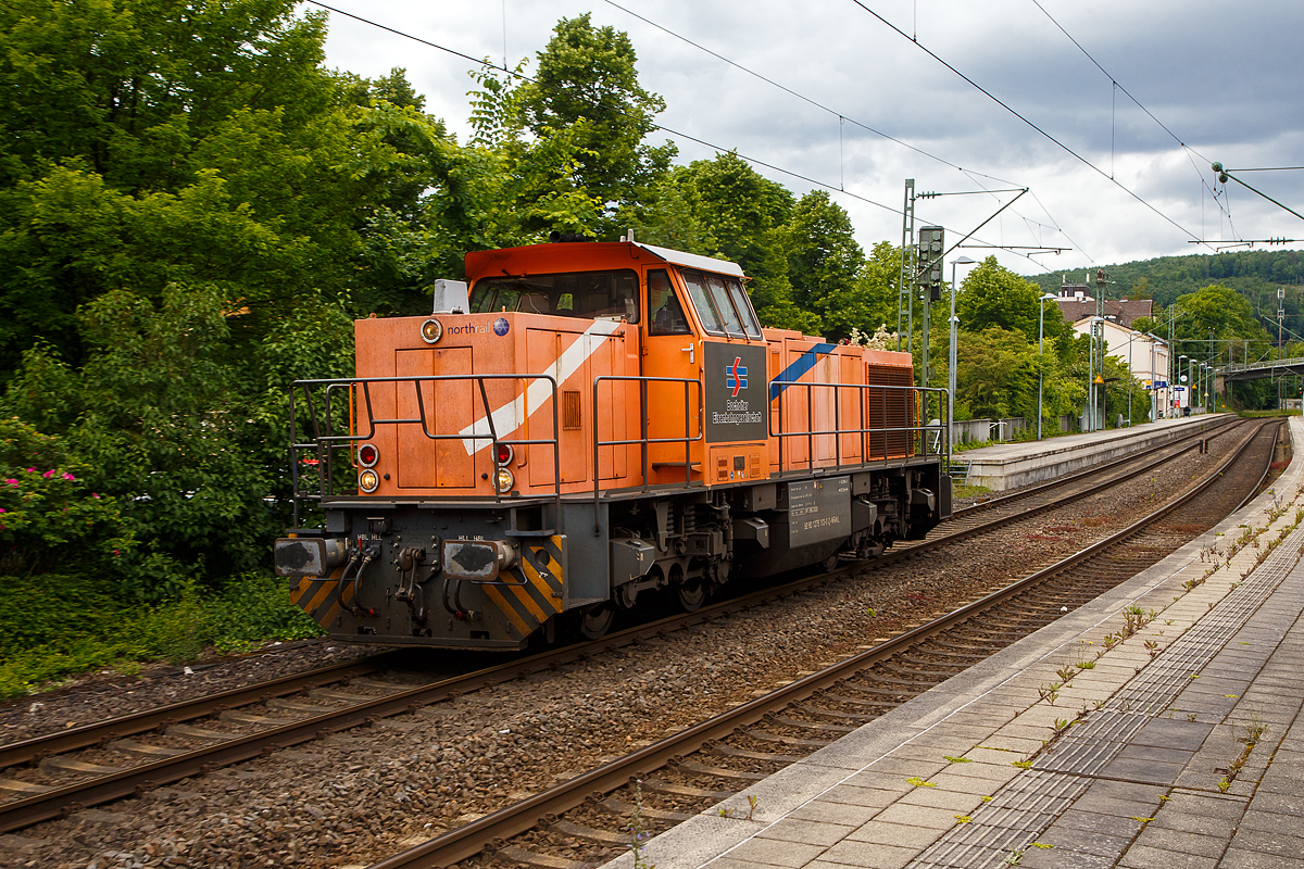 Die an die BEG - Bocholter Eisenbahngesellschaft mbH vermietete 275 103-0 (92 80 1275 103-0 D-NRAIL) eine Vossloh G 1206 der Northrail fährt am 30.05.2022 als Lokzug (solo) durch den Bahnhof Kirchen (Sieg) in Richtung Betzdorf.

Die G 1206 wurde 2001 von Vossloh unter der Fabriknummer 1001139 gebaut und war erst als Vossloh Mietlok im Einsatz. Im Jahr 2006 ging sie an die Mittelweserbahn GmbH in Bruchhausen-Vilsen als MWB V 2103 (ab 2007 NVR-Nummer: 92 80 1275 103-0 D-MWB). 2013 wurde sie an die Vermietungsfirma Northrail GmbH in Hamburg verkauft.