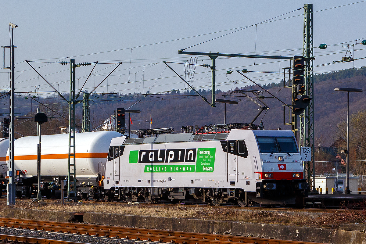 Die an die Cargologic AG (Kloten) vermieteten und bei der BLS Cargo AG eingestellten 186 910  (91 83 2186 910-2 I-BLSC) der AKIEM SAS, fährt am 03.03.2021 mit einem Kesselwagenzug durch Betzdorf (Sieg) in Richtung Siegen. Die Lok macht Werbung für die Rollende Landstraße (RoLa) Freiburg i.B. - Novara der RAlpin AG.

Die TRAXX F140 MS wurde 2008 von Bombardier in Kassel unter der Fabriknummer 3437 gebaut und hat die Zulassungen für Deutschland, Österreich, Schweiz und Italien. Ursprünglicher Eigentümer war das Leasingunternehmen CBRail S.à r.l., ab 2013 dann Macquarie European Rail Limited (Luxembourg) und nun die AKIEM SAS, die das Leasinggeschäft für Schienenfahrzeuge der Macquarie Europeto Rail im April 2020 erworben hat.

Die Station (Mieter) der TRAXX waren u.a.:
Geliefert an  CBRail S.à r.l. (Luxembourg)  als E 186 910, eingestellt von Bombardier Transportation Kassel unter NVR-Nummer 91 80 6186 910-6 D-BTK und vermietet an Linea S.p.A., Pozzolo Formigaro (Italien)
2012 Rail Cargo Italia S.r.l..
2014 vermietet an Crossrail AG (91 83 2186 910-2 I-XRAIL)
2017  vermietet an SBB Cargo International AG
Seit 2018 Cargologic AG, Kloten (ehemals Crossrail)