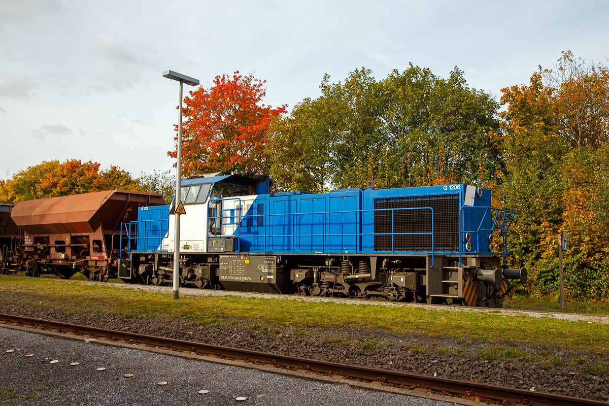 Die an die Chemion Logistik GmbH (Leverkusen) vermietete 276 042-9 (92 80 1276 042-9 D-BUVL) einen Vossloh G 1206 der B&V Leipzig GmbH - Lokwerkstatt Duisburg, ist am 17.10.2021 mit einem Schotterzug im Bahnhof Hachenburg (Westerwald) abgestellt.

Die Lok wurde 2011 von Vossloh in Kiel unter der Fabriknummer 5001692 gebaut und an die B&V Leipzig GmbH (teilw. wird auch EAH Eisenbahn Anlagen Handel GmbH genannt, gehören aber auch zusammen) geliefert. Von 2011 bis 2019 war sie an die CFL Cargo nach Luxemburg als CFL 1587 vermietet. Die Lok hat die Zulassungen für Deutschland, Frankreich und Luxemburg.

Die Lokomotiven G 1206 sind dieselhydraulische Lokomotiven, die von der Maschinenbau Kiel (MaK) entwickelt wurden. MaK wurde 1998 von Vossloh gekauft und firmiert seither als Vossloh Locomotives. Sie haben eine Leistung von wahlweise 1.500 oder 1.570 kW und erreichen je nach Ausführung Geschwindigkeiten von bis zu 100 km/h. Eingebaut werden Motoren von Caterpillar oder MTU Friedrichshafen. Je nach Ausrüstungsvariante liegt die Dienstmasse zwischen 84 und 90 t.

Im deutschen Fahrzeugeinstellungsregister sind für die Lokomotiven die Baureihennummern 92 80 1275 (bis 100 km/h Höchstgeschwindigkeit) und 1276 (über 100 km/h) für die G 1206 vorgesehen.

Die MaK (Vossloh) G 1206 nimmt im 3. Typenprogramm eine besondere Rolle ein. Sie ist nicht nur die größte und leistungsstärkste Mittelführerhaus-Lok als Schlusspunkt dieser Typenreihe, sondern hat mit ihrer Verbreitung in vielen Ländern Europas inzwischen eine gebaute Stückzahl erreicht wie noch keine unabhängig von Staatsbahnaufträgen entwickelte Standardlok aus Kiel vor ihr. Was 1997 als neue Lokgeneration für die Ruhrkohle AG begann, ist heute eine Lokomotive, die in acht europäischen Ländern bei zahlreichen Bahnen, darunter zwei Staatsbahnen, im Einsatz steht. Insgesamt wurden 323 Fahrzeuge der Baureihe G 1206, in mehreren Versionen, produziert.

G 1206 mit Caterpillar-Motor:
Im Zuge der fortschreitenden Liberalisierung des Schienenverkehrs in Deutschland zeichnete sich Ende der 1990er Jahre ein zunehmender Bedarf an streckentauglichen Diesellokomotiven. Bei zahlreichen Bahnen bestanden damals Überlegungen, Verkehrsleistungen über das eigene Netz hinaus auf Gleisen der DB AG eigenständig zu erbringen, was in den folgenden Jahren auch vielfältig realisiert wurde.

Mit der G 1206 stand zwar im Prinzip schon eine für diese Einsätze geeignete Maschine zur Verfügung, jedoch gab es an der Maschine noch Verbesserungspotential, das nun genutzt wurde. Inzwischen standen in der benötigten Leistungsklasse neu entwickelten Motoren zur Verfügung, die mit 12 statt 16 Zylindern auskommen. Statt des in den Lokomotiven für die Dortmunder Eisenbahn verwendeten neuen MTU-Motors entschied man sich für die kommende Serienproduktion aber für einen technisch ähnlichen Motor von Caterpillar, den 3512B. Im Zuge der Anpassung der Lok an diesen Motor erhielt sie geringfügig breitere Motor- und höhere Getriebehauben, wodurch sich diese Loks schon äußerlich von ihren Vorgängern unterscheiden.

Ebenfalls überarbeitet wurde das Fahrwerk. Hier kamen weiterentwickelte Drehgestelle zum Einsatz, die für 100 km/h Höchstgeschwindigkeit geeignet sind. Die Radsätze werden bei diesen Drehgestellen nicht mehr von einer Gleitplattenführung sondern von verschleißfreien Lenkern geführt. Damit konnte nicht nur das Laufverhalten verbessert und damit die Höchstgeschwindigkeit gesteigert, sondern auch die Führung von Drehgestell und Radsatz weitgehend verschleißfrei ausgeführt werden. Für den Antrieb wurden nicht mehr die Radsatzgetriebe aus eigener Fertigung verwendet, sondern welche von ZF mit einer für die Höchstgeschwindigkeit besser geeigneten Übersetzung.

Der erste Kunde für diese überarbeitete G 1206 war erneut die Ruhrkohle AG, die für ihren steigenden Bedarf an Streckenlokomotiven zunächst fünf Maschinen längerfristig anmietete. In den folgenden Jahren kauften auch zahlreiche andere Privatbahnen im In- und Ausland Lokomotiven dieses Typs oder mieteten sie bei den damals neu entstandenen Leasingunternehmen an.

Die G 1206 ist zwar ursprünglich für Deutschland entwickelt worden, hat aber inzwischen in weiten Teilen Europas Verbreitung gefunden. Die Grundversion der Lok ist nach Deutschland, Österreich, die Schweiz, Luxemburg, Italien und Spanien geliefert worden.

Im Laufe der Jahre haben sich durch Zulassungen, Produktpflege und nicht zuletzt Kundenwünsche zahlreiche Varianten ergeben, die in Details von der Grundausführung abweichen. Die wichtigsten davon betreffen das Getriebe. Für EH und die MEG wurden Lokomotiven mit einer geänderten Abtriebsübersetzung für nur 90 km/h Höchstgeschwindigkeit geliefert, um höhere Anfahrzugkräfte zu erreichen. Noch weiter ist man bei der Lok für die WLE gegangen. Sie erhielt ein Stufengetriebe für die Höchstgeschwindigkeiten 60 und 100 km/h. 

TECHNSCHE DATEN:
Spurweite: 1435 mm
Achsfolge: B'B'
Länge über Puffer: 14.700 mm
Drehzapfenabstand: 7.200 mm
Achsstand im Drehgestell: 2.400 mm
Größte Breite: 3.080 mm
Höhe über Schienenoberkante: 4.220 mm
Raddurchmesser: 1.000 mm (neu)
Kleinster befahrbarer Gleisbogen: 60 m
Höchstgeschwindigkeit: 100 km/h
kleinste Dauerfahrgeschwindigkeit:10 km/h
Anfahrzugkraft: 267 kN
Motorart: Caterpillar V-12-ZylindernViertakt- Dieselmotor (V-Anordnung 60°) mit zwei Abgasturboladern und Ladeluftkühlung
Motortyp: CAT 3512 B DI-TA-SC
Leistung: 1.500 kW
Drehzahl: 1.800 1/min
Motorgewicht: 7.700 kg
Verdichtungsverhältnis: 13,0:1
Getriebe: Voith L 5r4 zU2
Dienstgewicht: 87,3 t
Bremse: KE-GP mZ (c)
Kraftstoffvorrat: 3150 l

Quellen: loks-aus-kiel.de, B&V Leipzig, wikipedia, CAT
